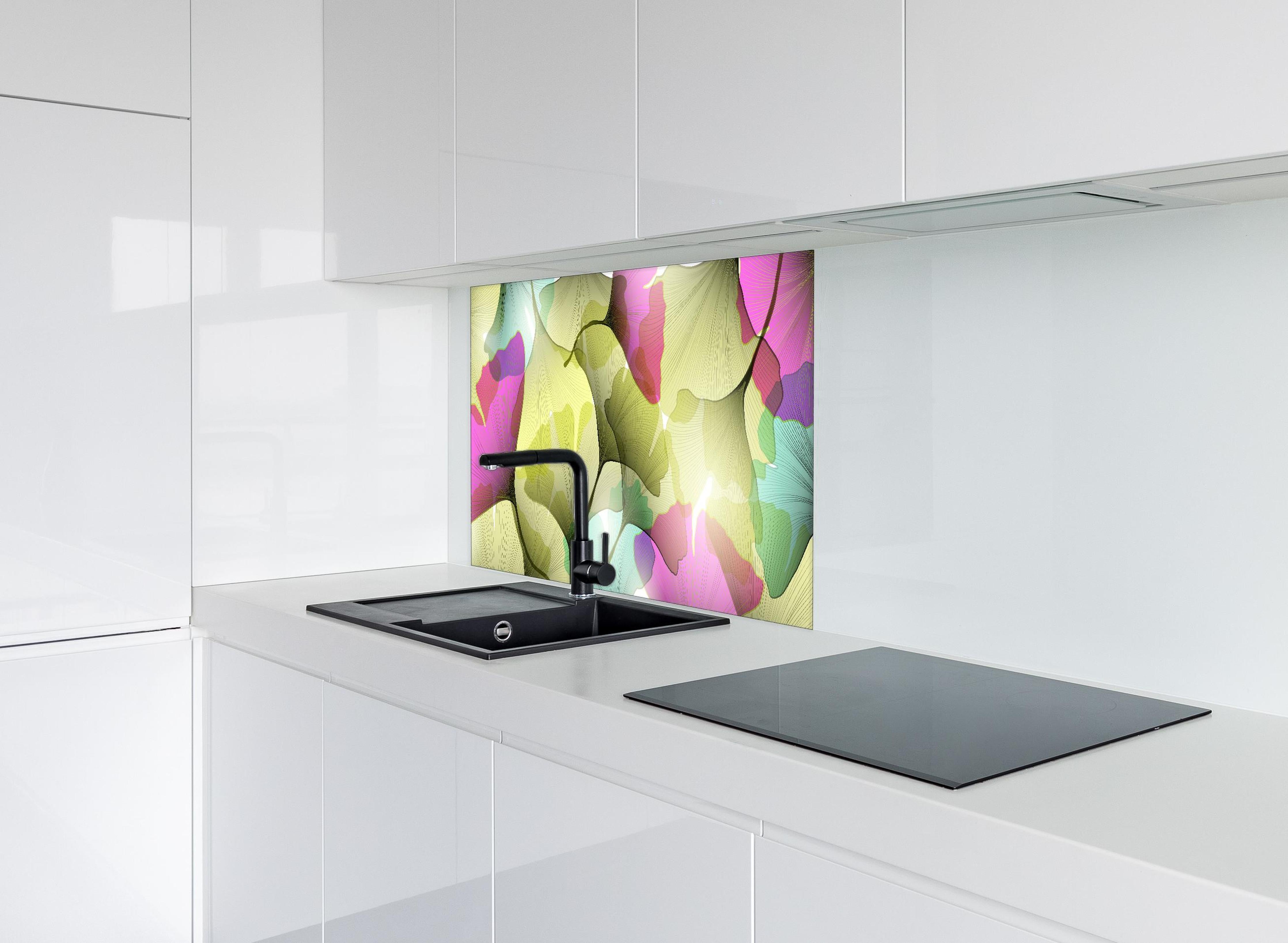 Spritzschutz - Farbenfroher Ginkgo Blätter Hintergrund hinter einem Cerankochfeld zwischen Holz-Kochutensilien