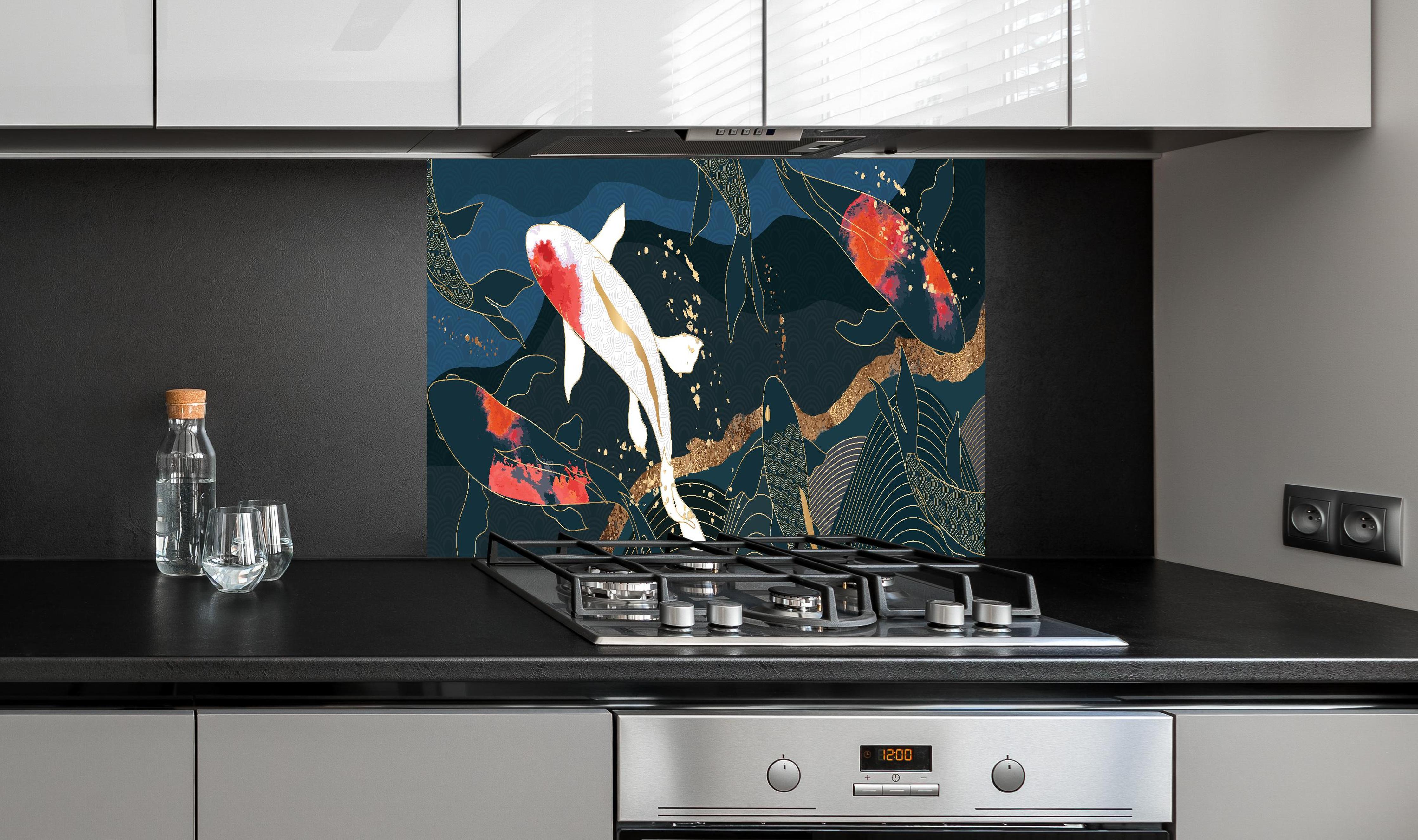 Spritzschutz - Farbenfroher Koi-Karpfen Illustrationsdruck hinter einem Cerankochfeld zwischen Holz-Kochutensilien