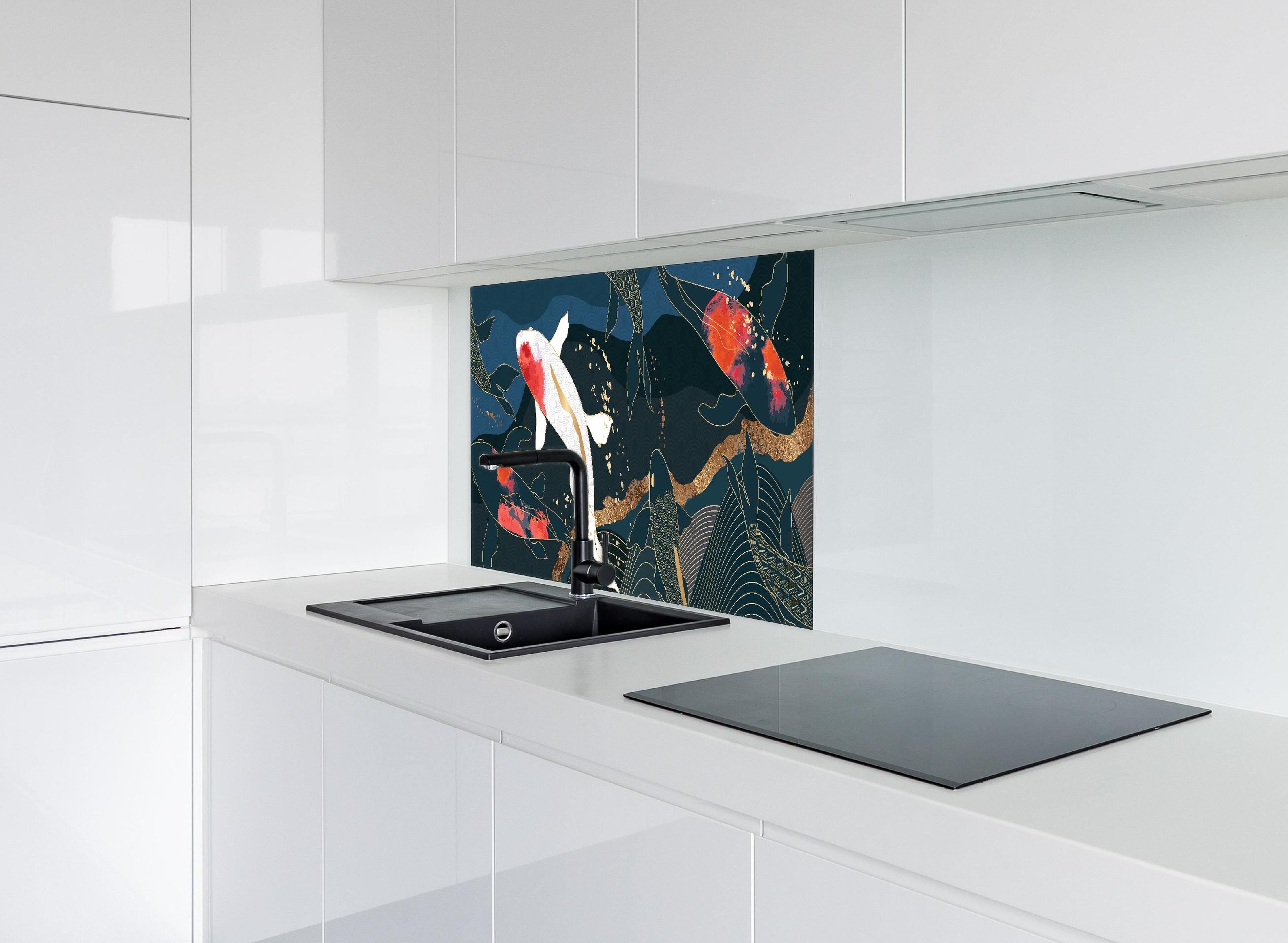 Spritzschutz - Farbenfroher Koi-Karpfen Illustrationsdruck hinter einem Cerankochfeld zwischen Holz-Kochutensilien