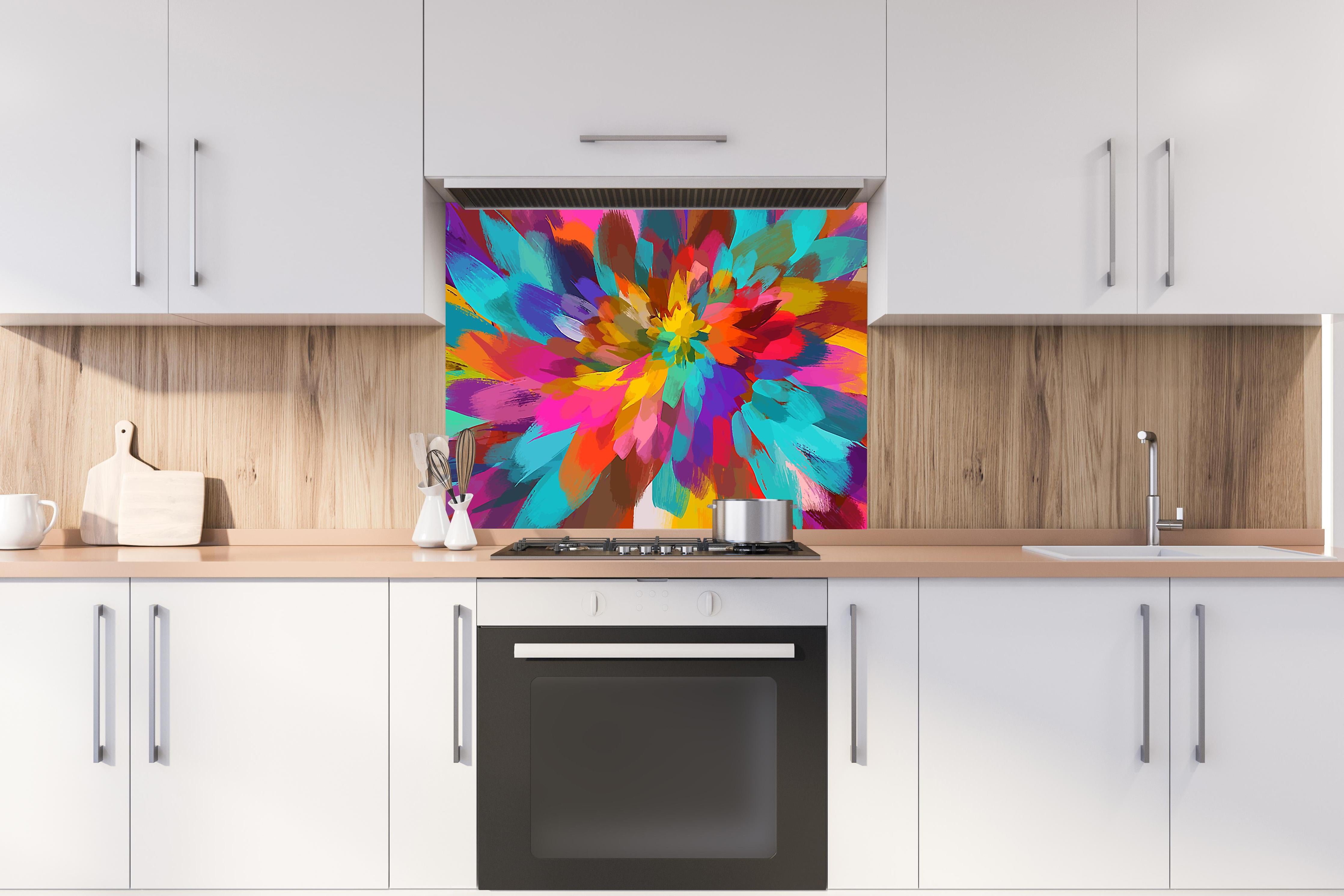 Spritzschutz - Farbenfrohes Abstrakt Blumenkunstwerk hinter einem Cerankochfeld zwischen Holz-Kochutensilien