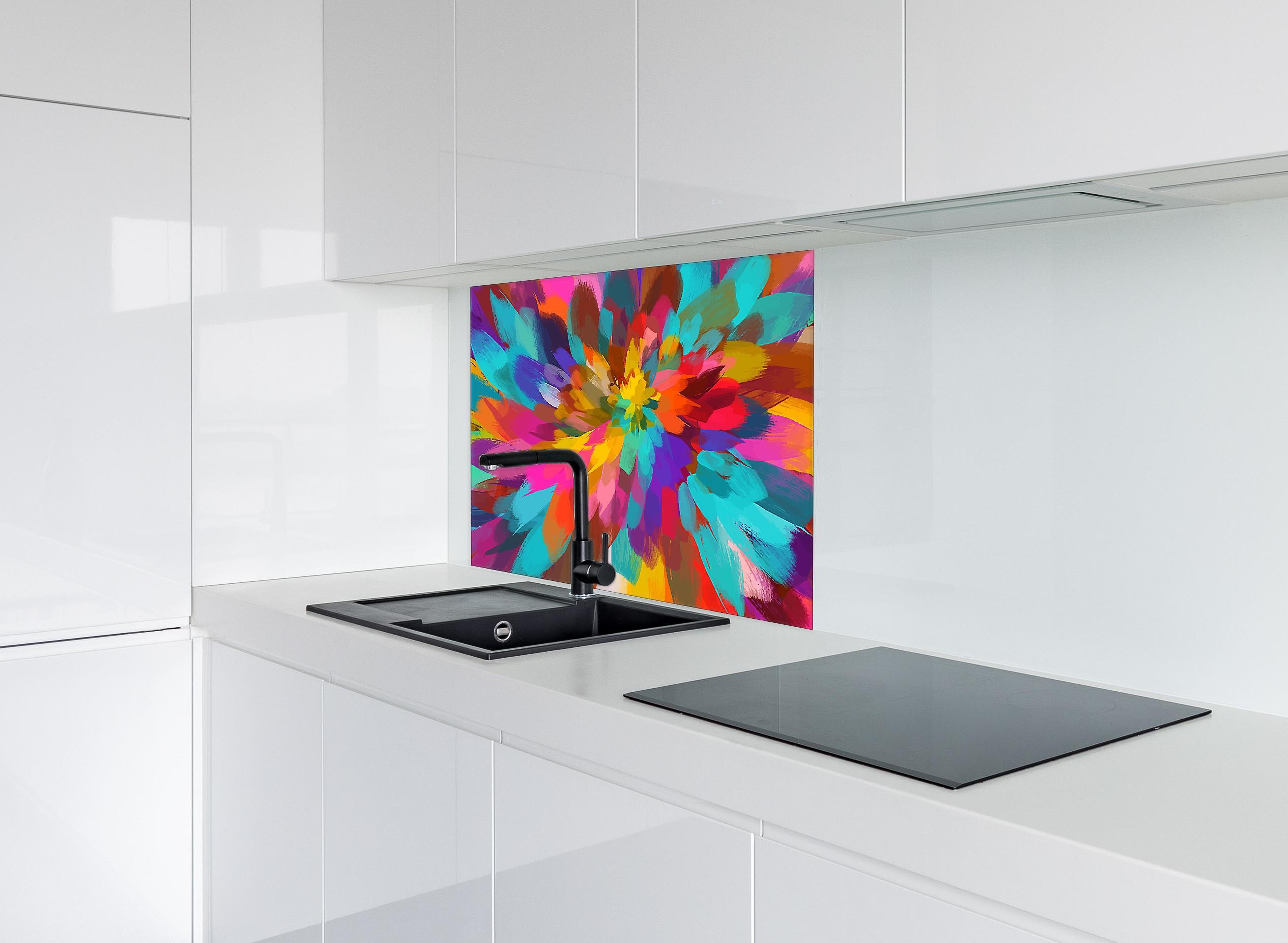 Spritzschutz - Farbenfrohes Abstrakt Blumenkunstwerk hinter einem Cerankochfeld zwischen Holz-Kochutensilien