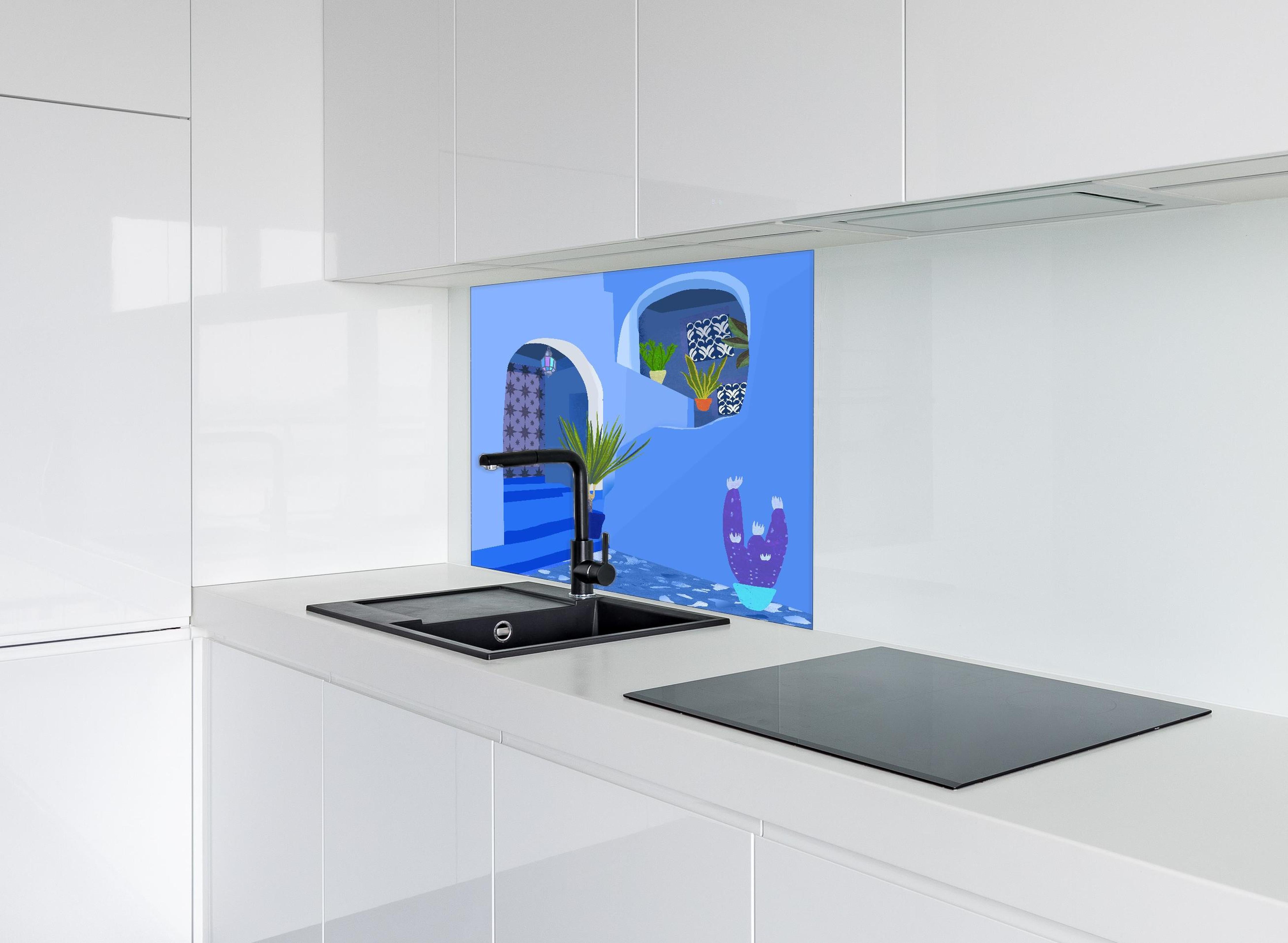 Spritzschutz - Farbenfrohes Architekturposter Marokko hinter einem Cerankochfeld zwischen Holz-Kochutensilien