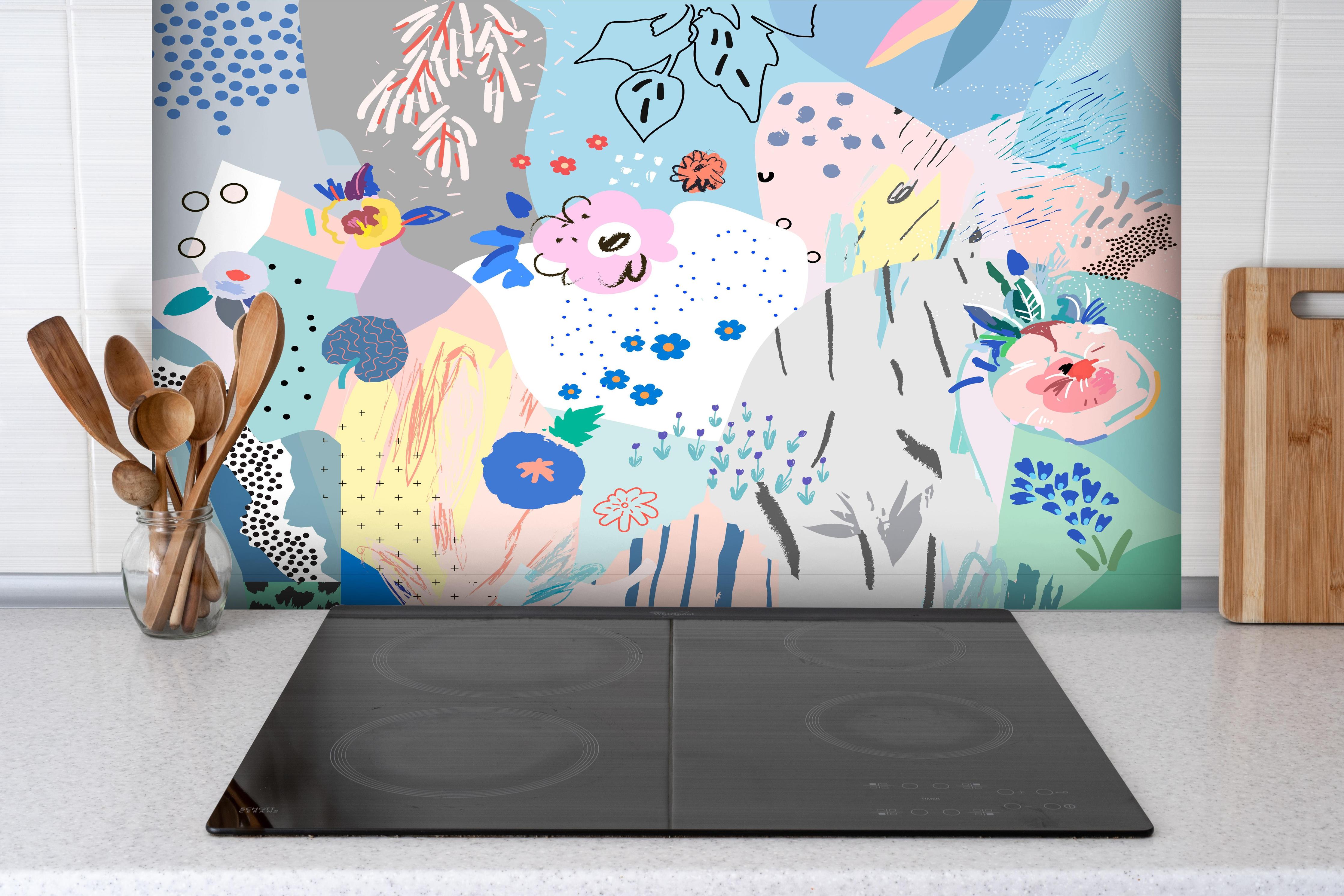 Spritzschutz - Farbenfrohes Blumenmuster in Abstrakter Kunst hinter einem Cerankochfeld zwischen Holz-Kochutensilien