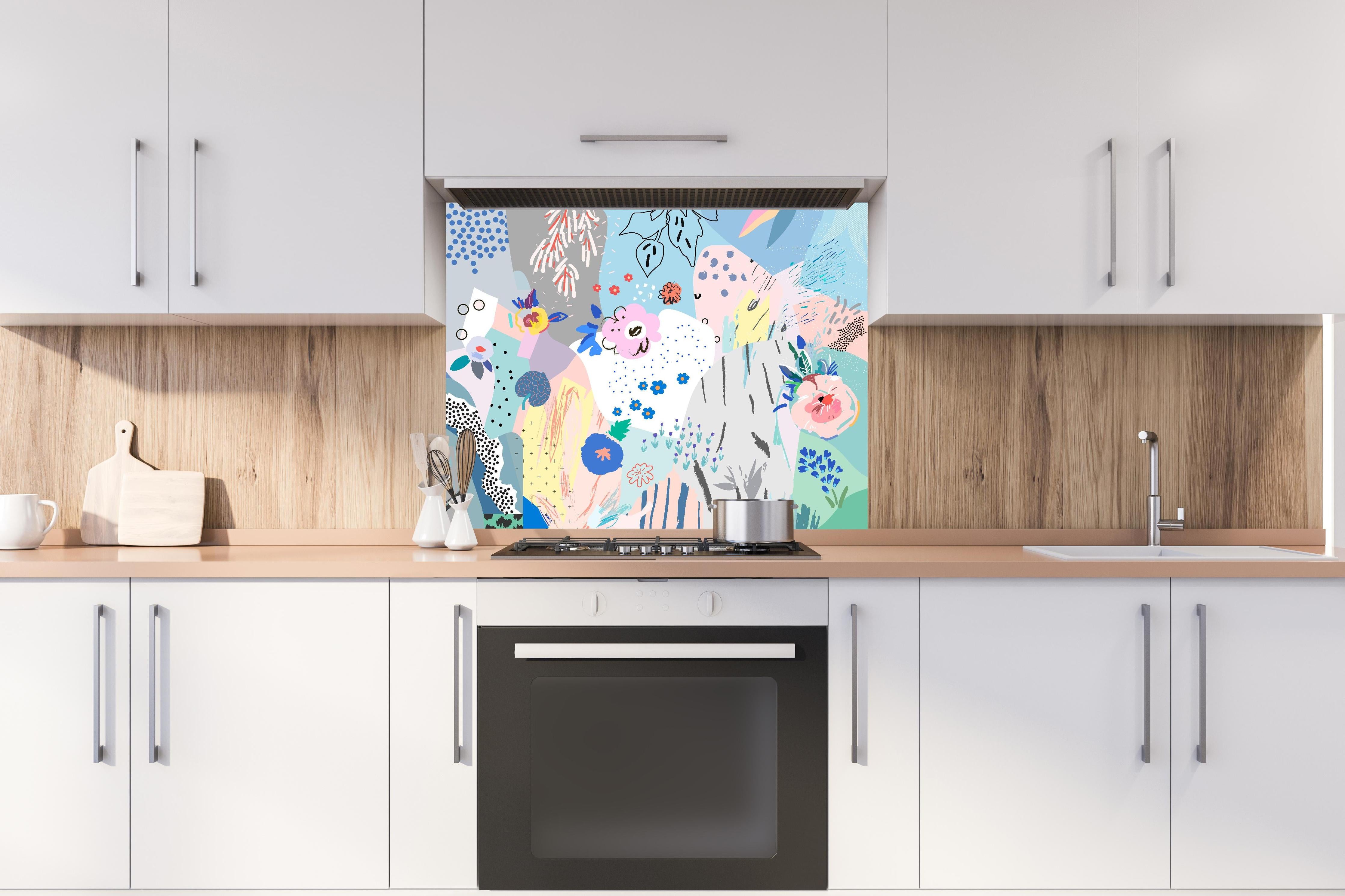Spritzschutz - Farbenfrohes Blumenmuster in Abstrakter Kunst hinter einem Cerankochfeld zwischen Holz-Kochutensilien