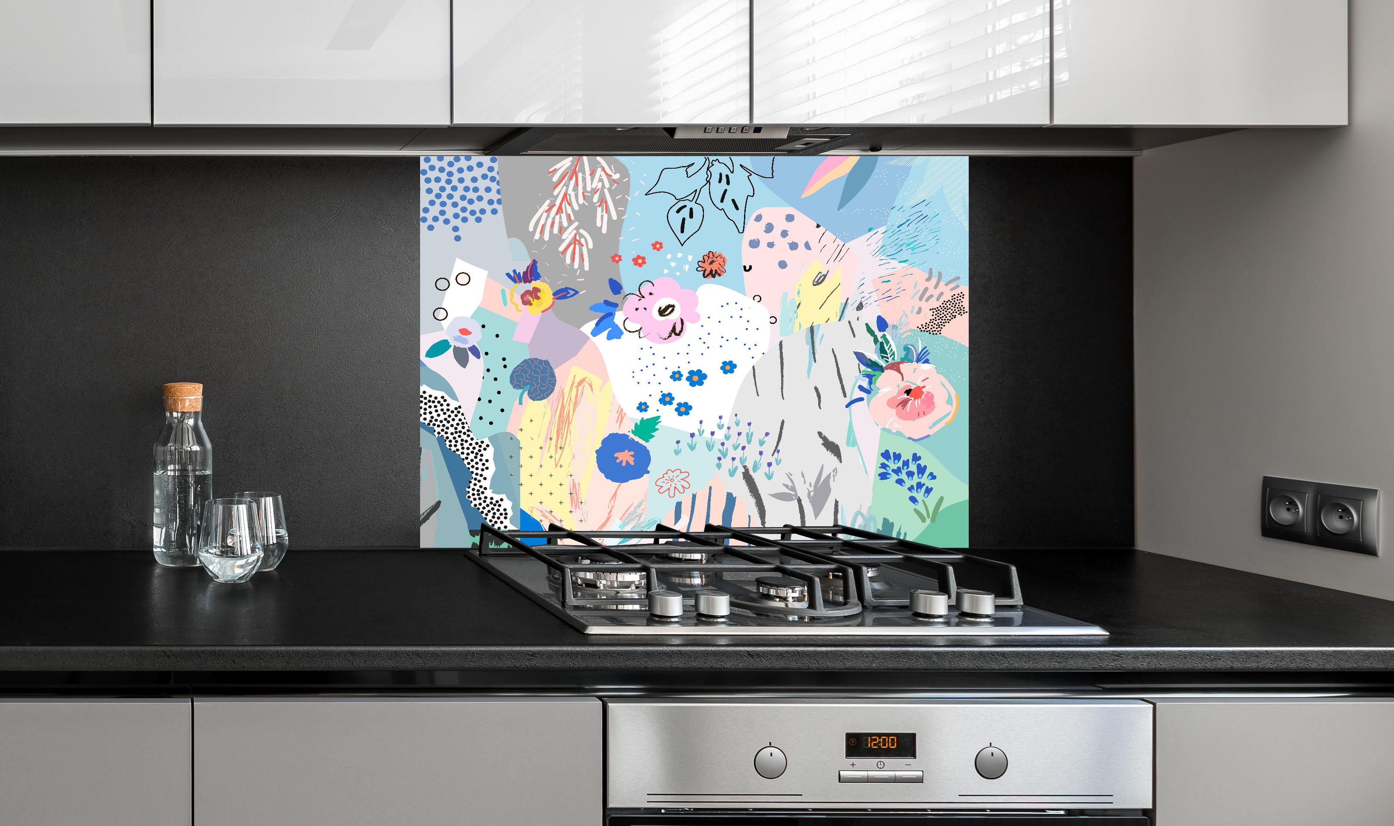 Spritzschutz - Farbenfrohes Blumenmuster in Abstrakter Kunst hinter einem Cerankochfeld zwischen Holz-Kochutensilien