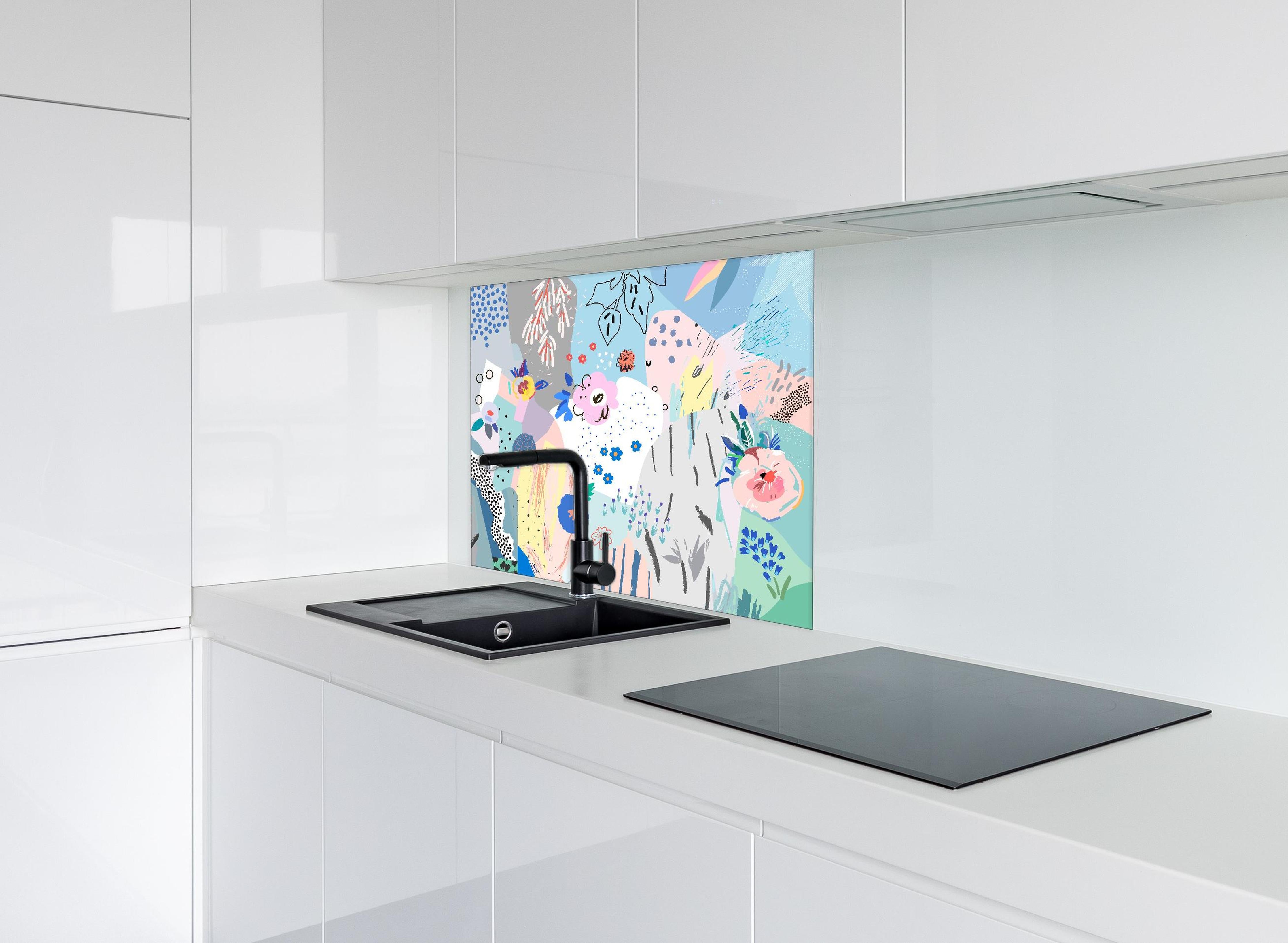 Spritzschutz - Farbenfrohes Blumenmuster in Abstrakter Kunst hinter einem Cerankochfeld zwischen Holz-Kochutensilien