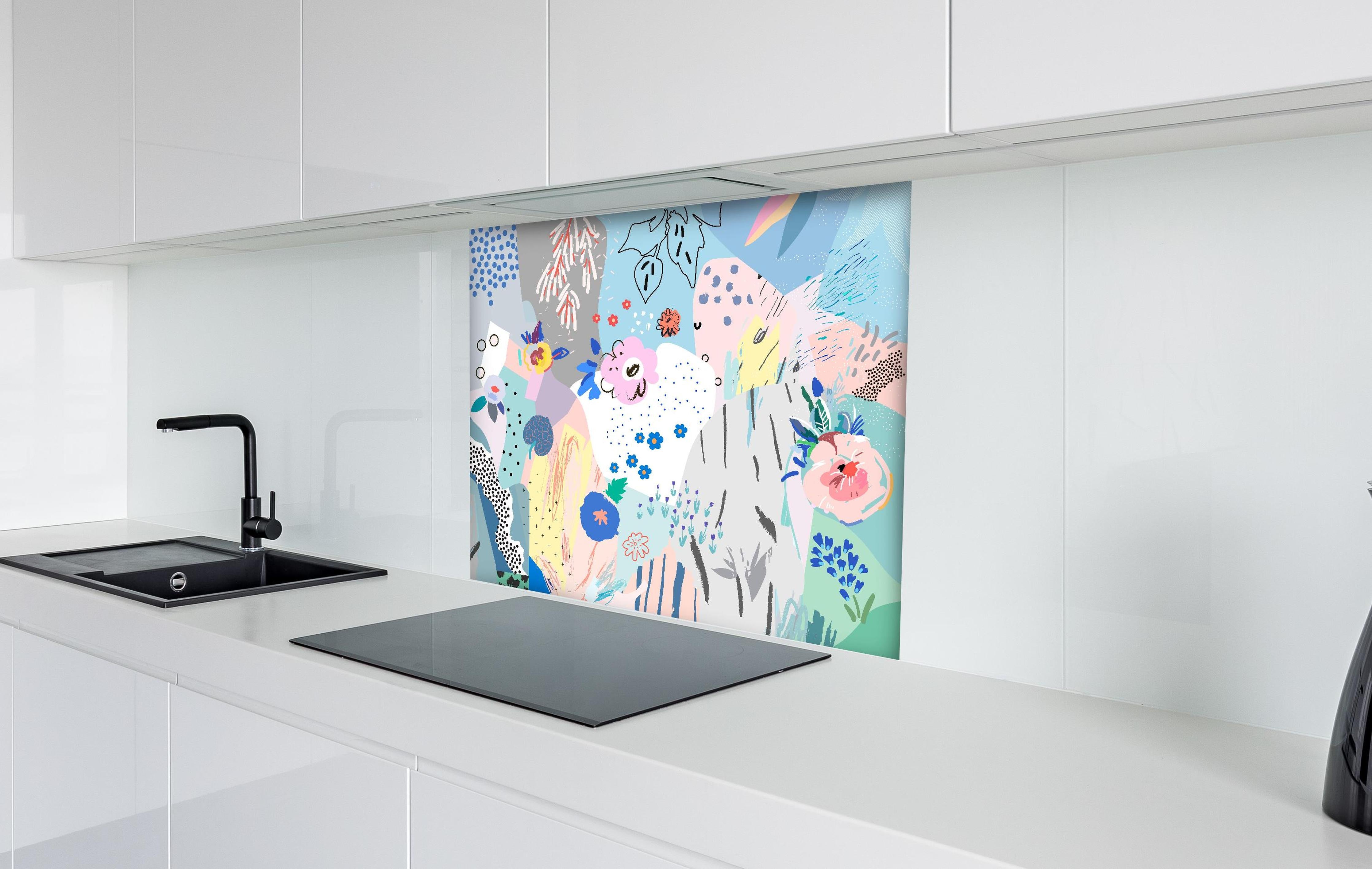 Spritzschutz - Farbenfrohes Blumenmuster in Abstrakter Kunst hinter einem Cerankochfeld zwischen Holz-Kochutensilien