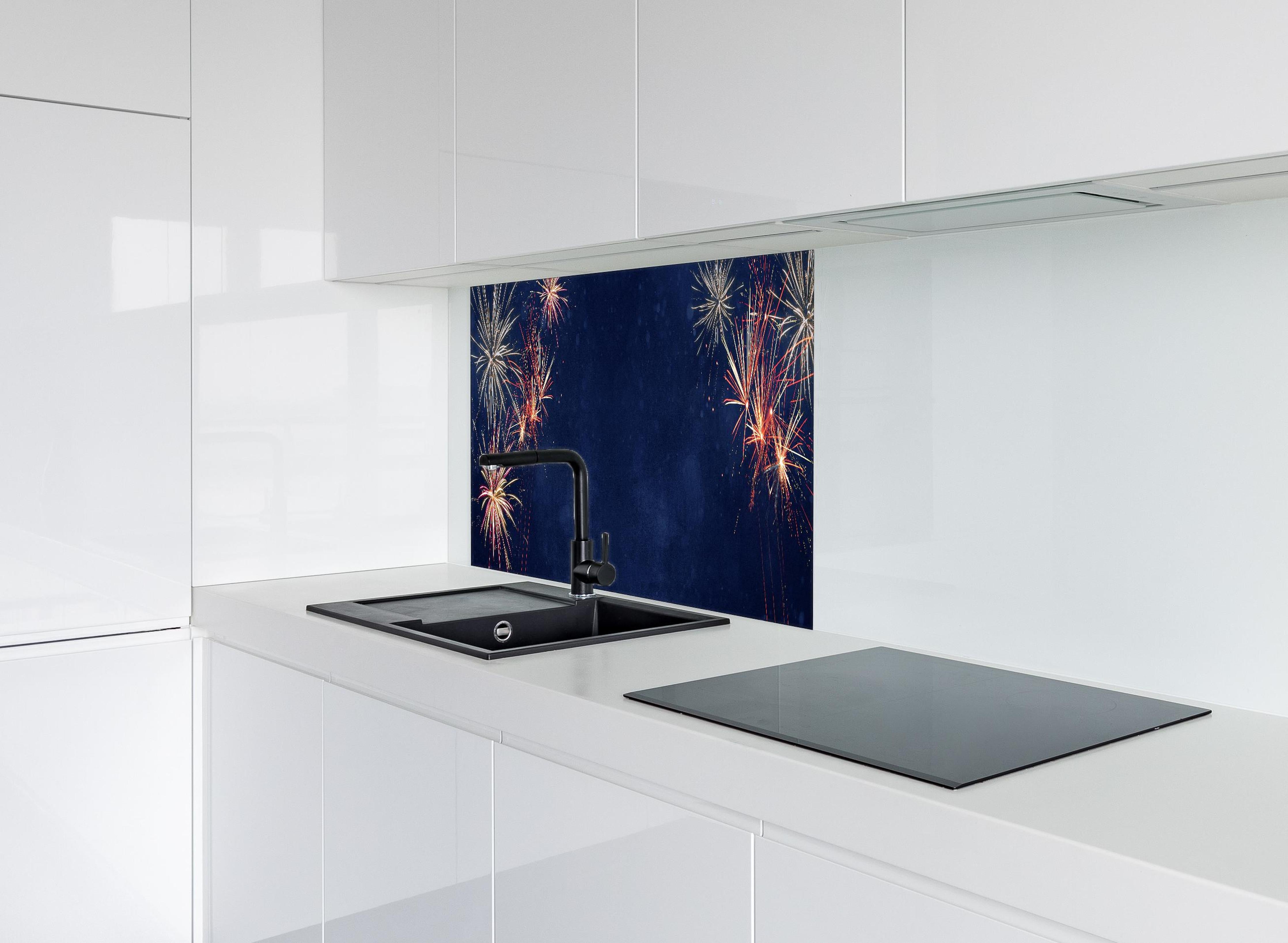 Spritzschutz - Farbenfrohes Feuerwerk zu Neujahr 2023 hinter einem Cerankochfeld zwischen Holz-Kochutensilien