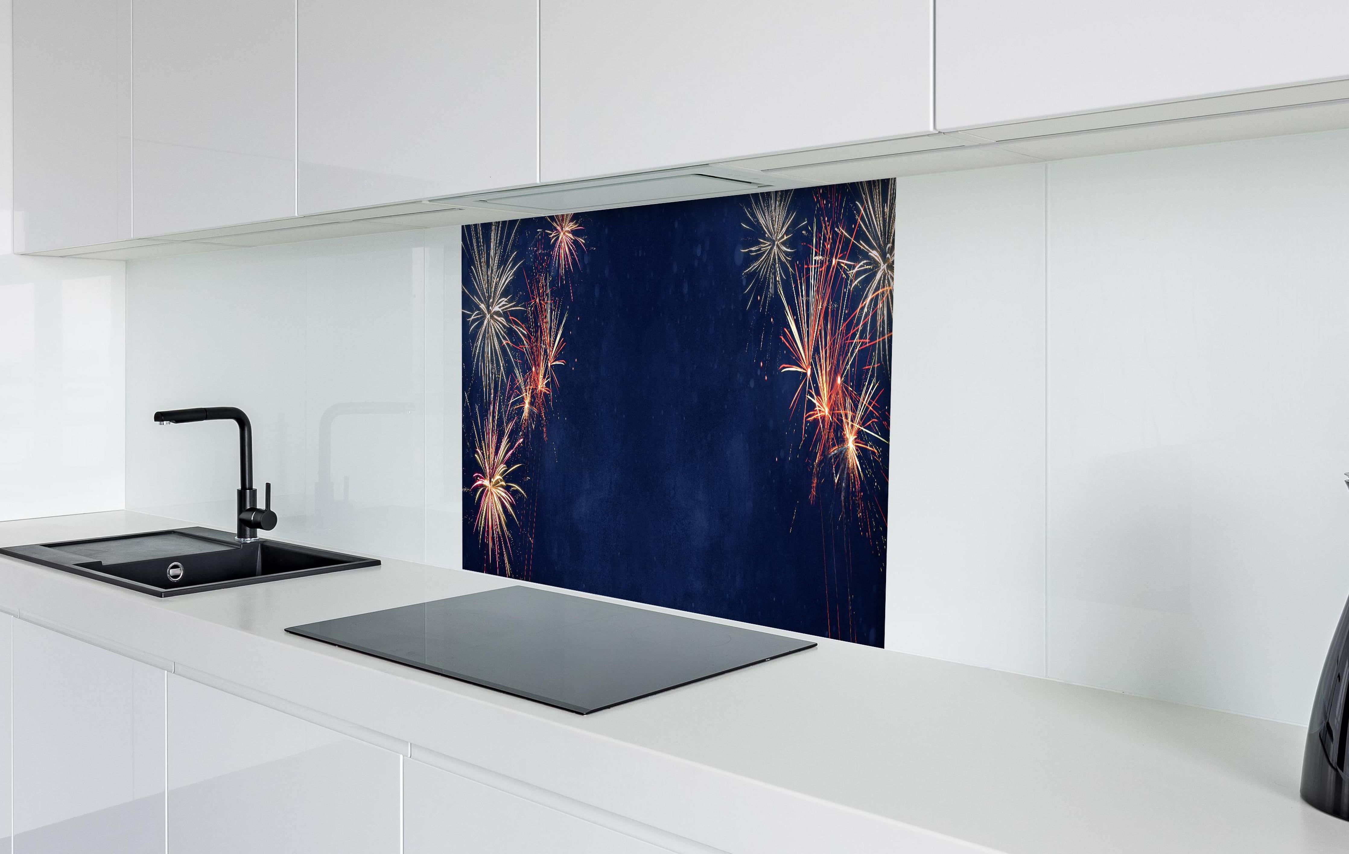 Spritzschutz - Farbenfrohes Feuerwerk zu Neujahr 2023 hinter einem Cerankochfeld zwischen Holz-Kochutensilien