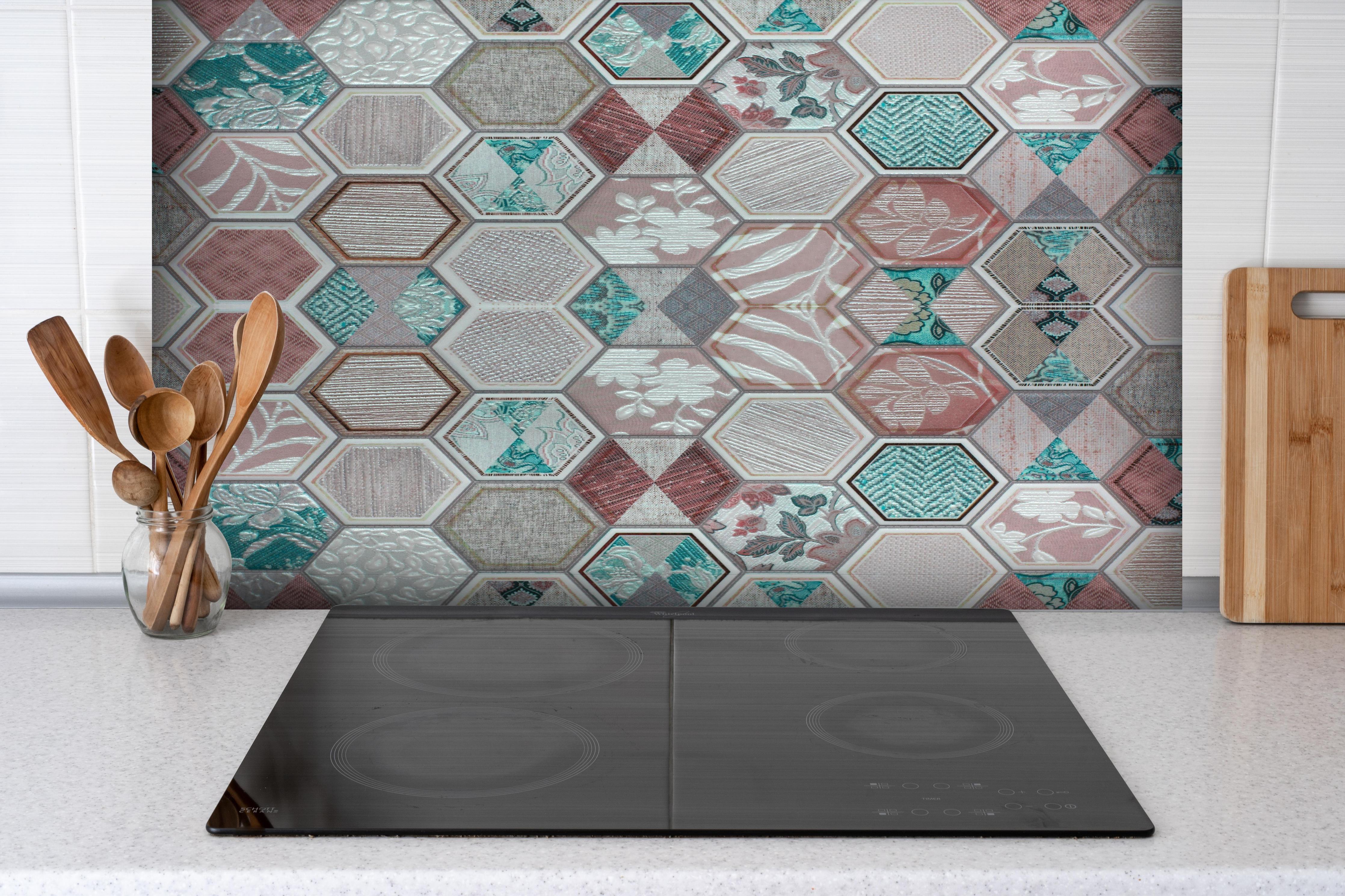 Spritzschutz - Farbenfrohes Hexagon Fliesenmosaik Design hinter einem Cerankochfeld zwischen Holz-Kochutensilien