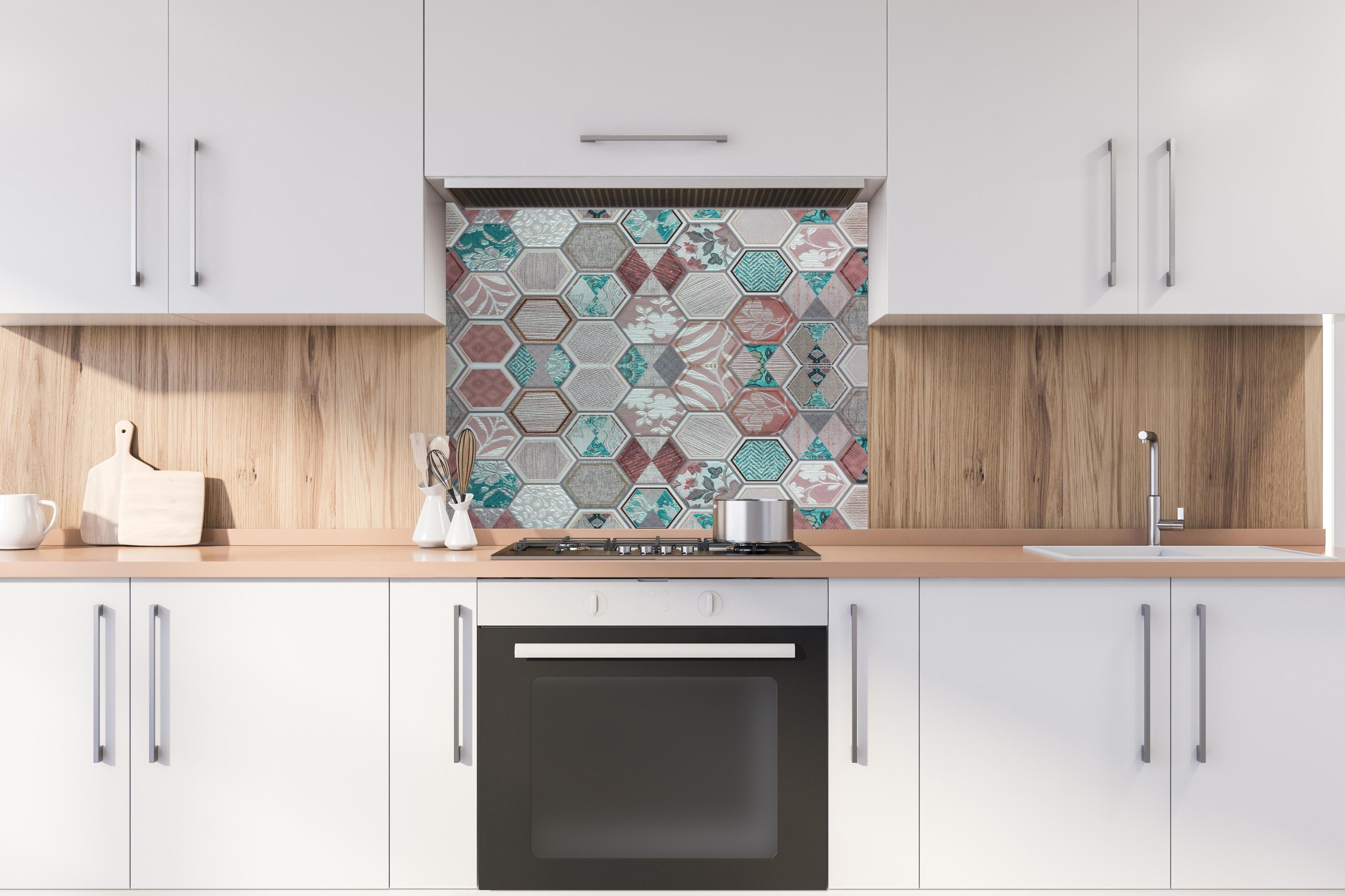 Spritzschutz - Farbenfrohes Hexagon Fliesenmosaik Design hinter einem Cerankochfeld zwischen Holz-Kochutensilien