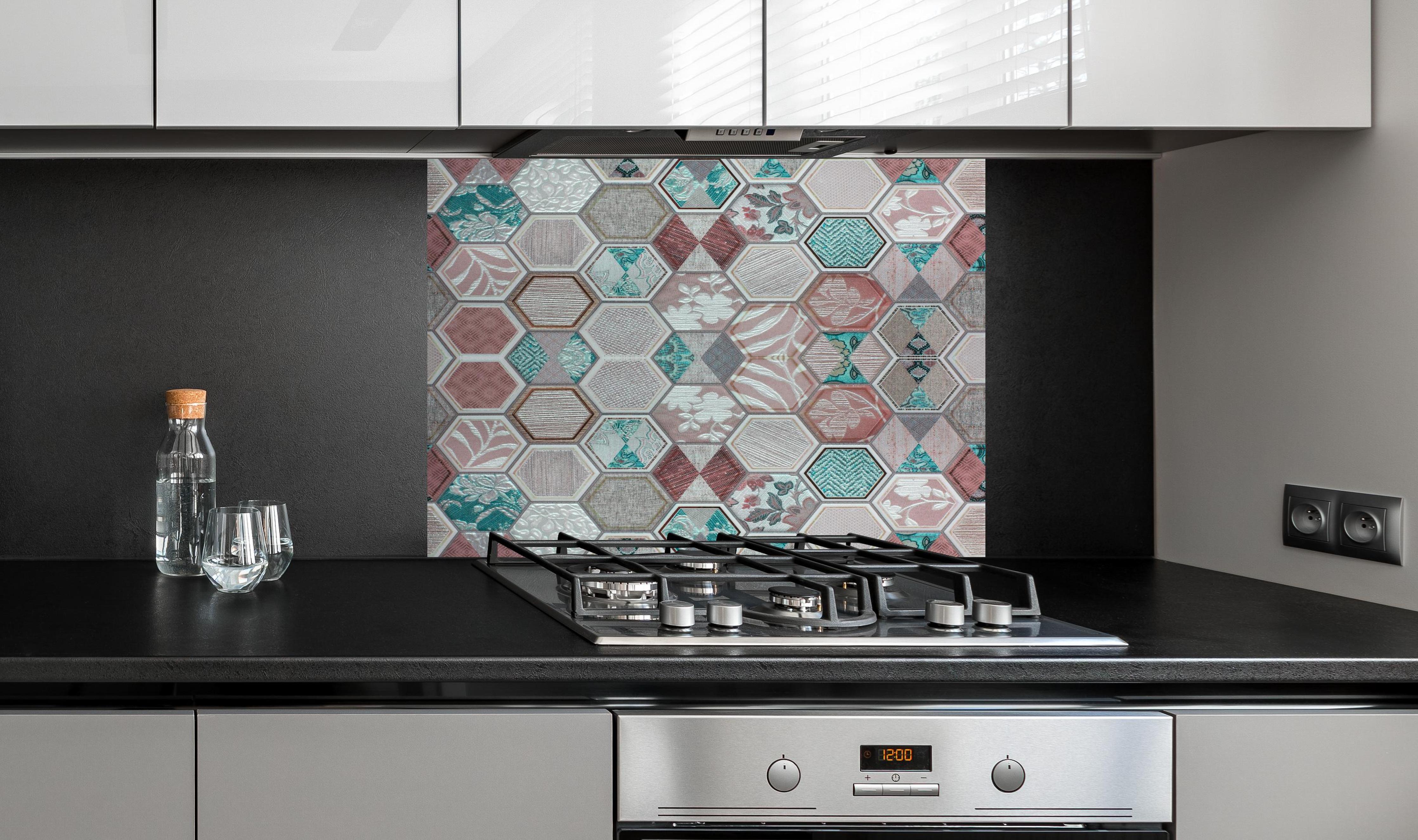 Spritzschutz - Farbenfrohes Hexagon Fliesenmosaik Design hinter einem Cerankochfeld zwischen Holz-Kochutensilien