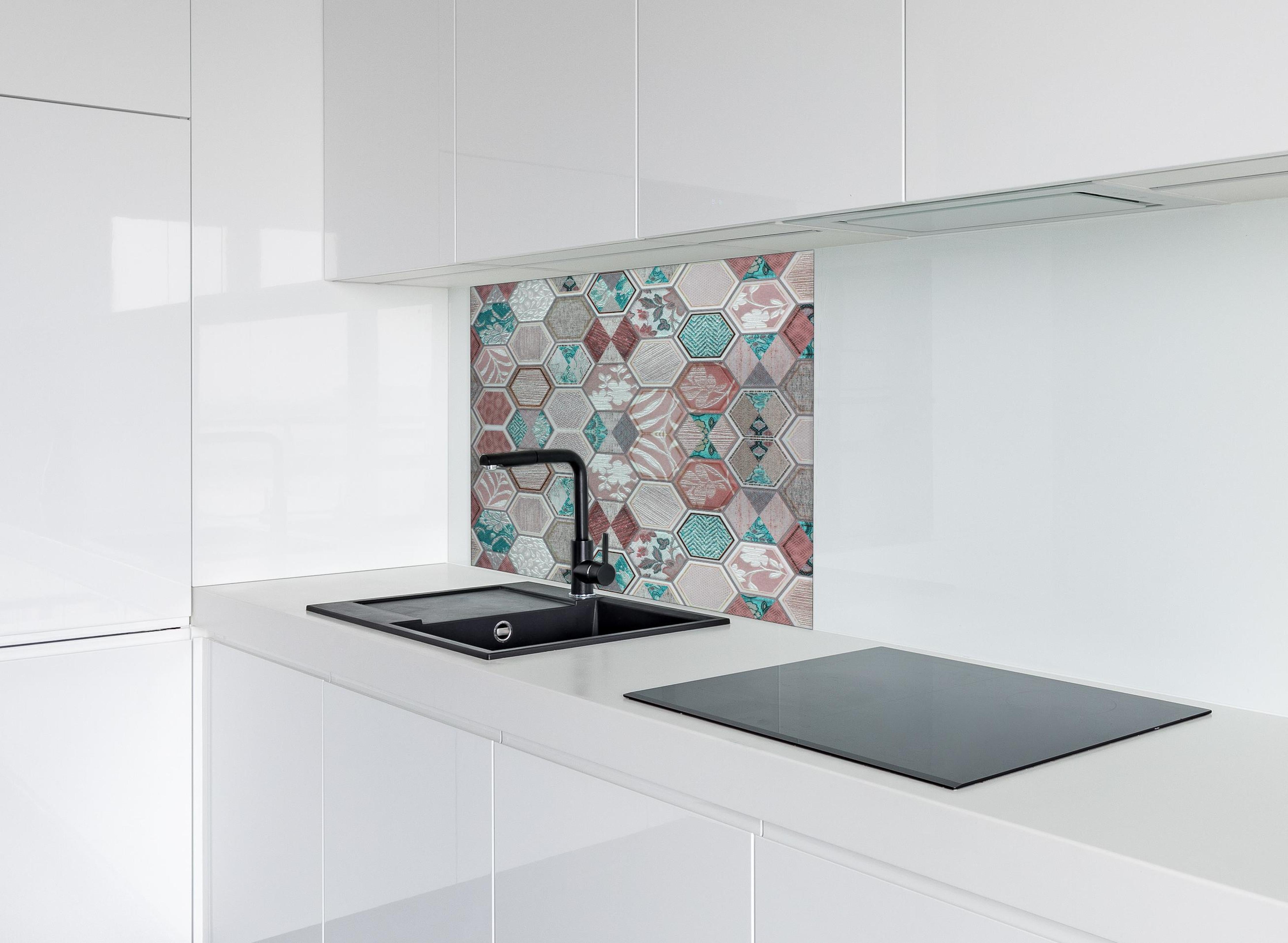 Spritzschutz - Farbenfrohes Hexagon Fliesenmosaik Design hinter einem Cerankochfeld zwischen Holz-Kochutensilien