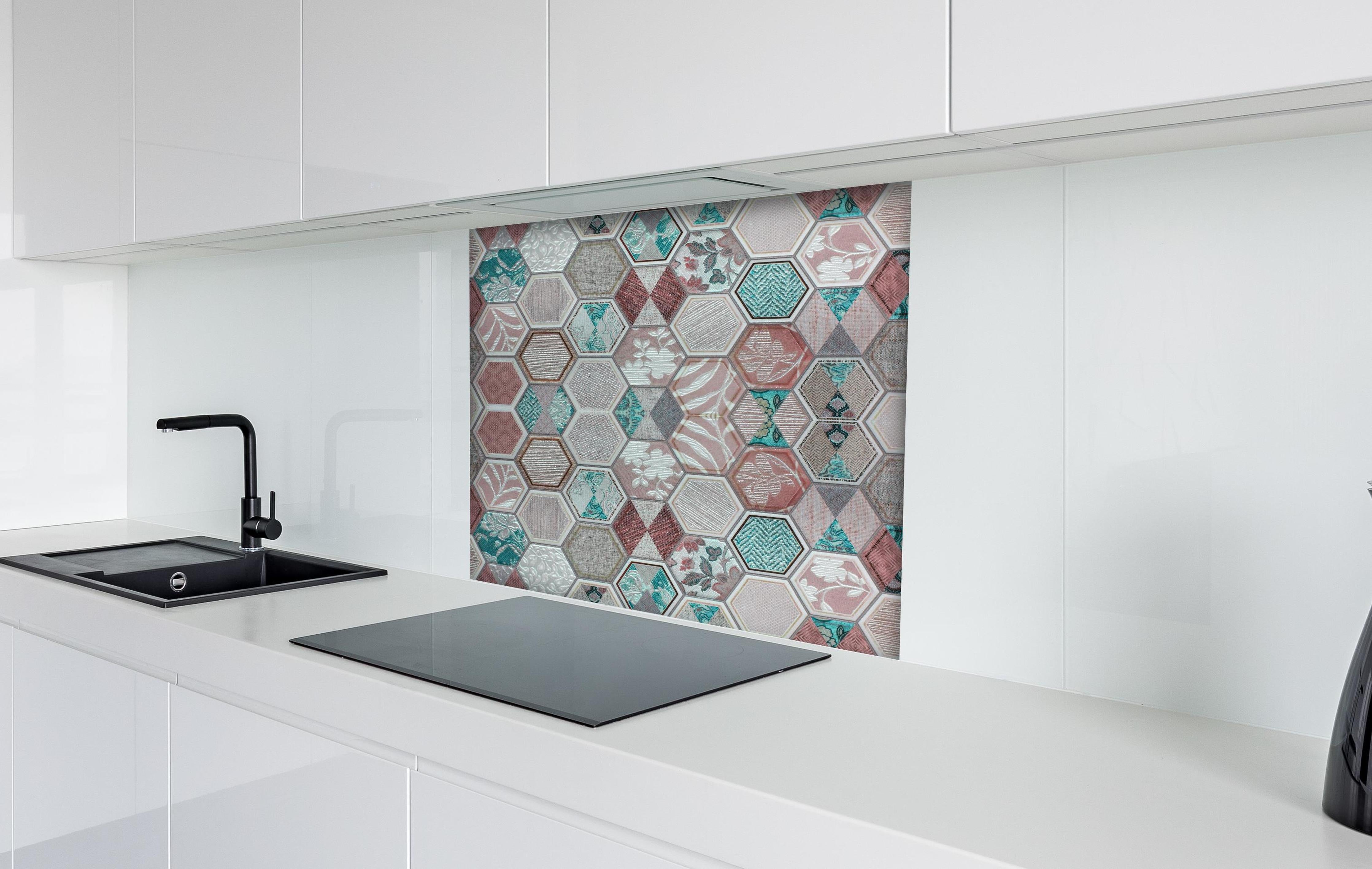 Spritzschutz - Farbenfrohes Hexagon Fliesenmosaik Design hinter einem Cerankochfeld zwischen Holz-Kochutensilien