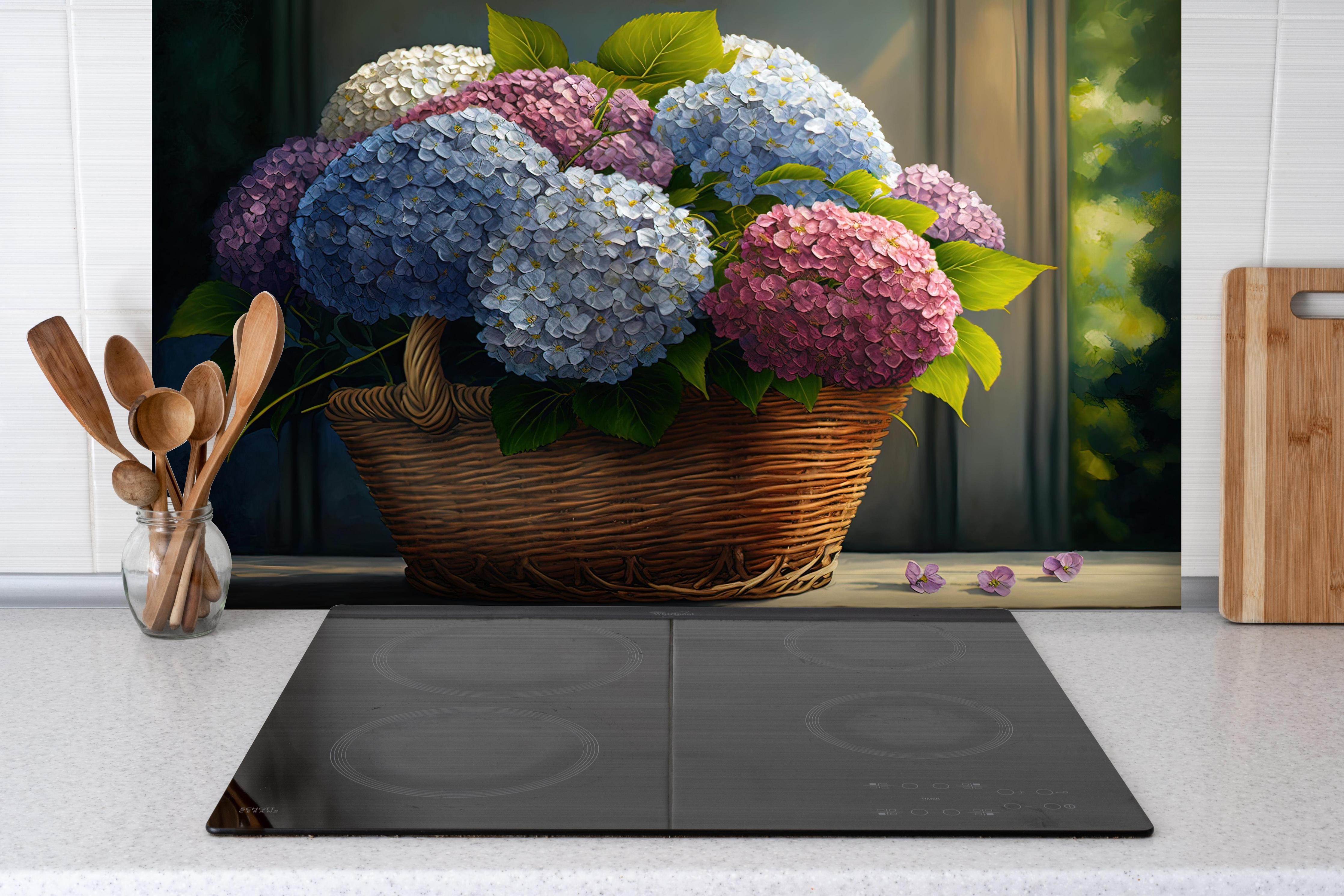 Spritzschutz - Farbenfrohes Hortensienbouquet in Korb hinter einem Cerankochfeld zwischen Holz-Kochutensilien