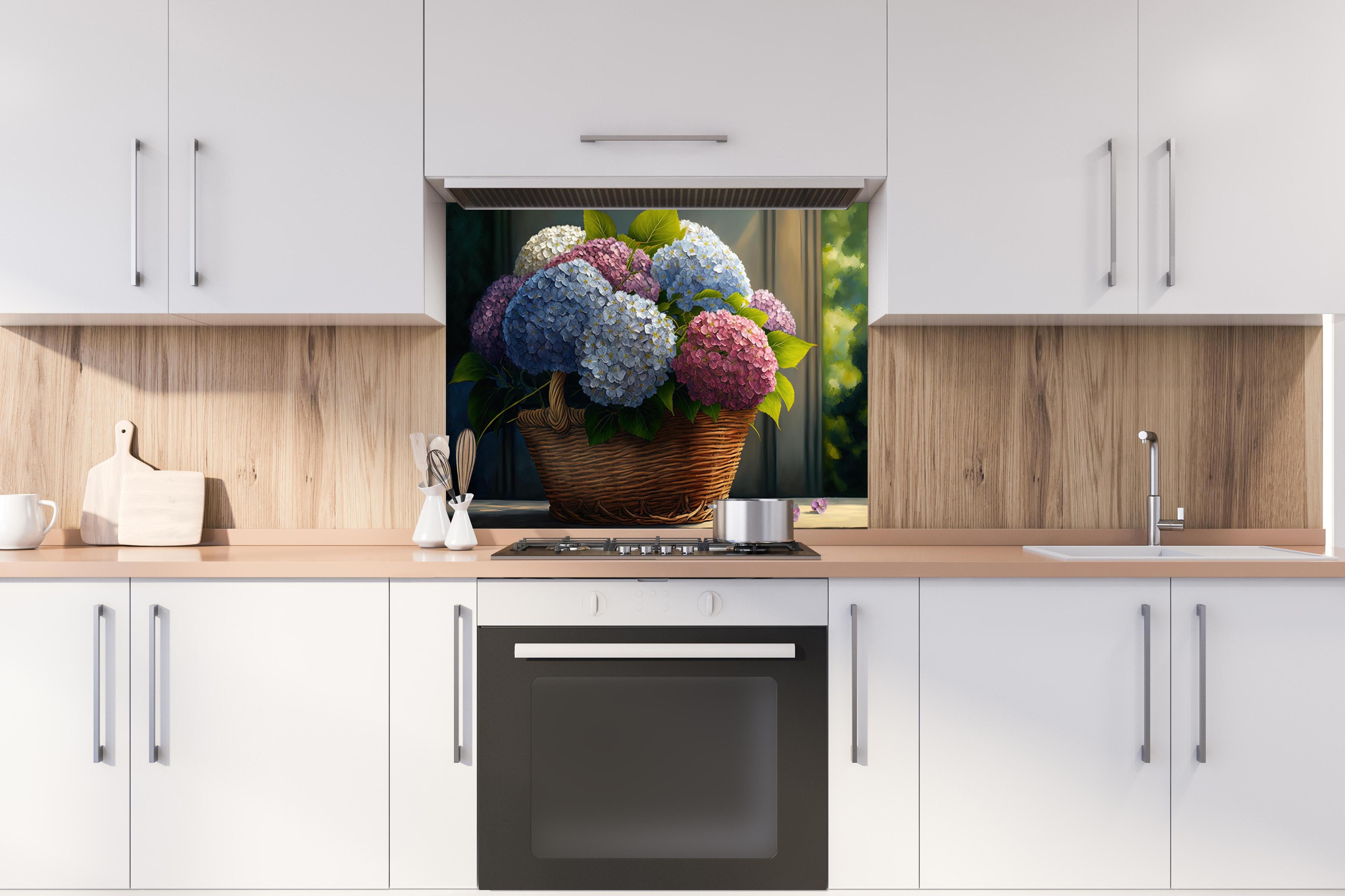 Spritzschutz - Farbenfrohes Hortensienbouquet in Korb hinter einem Cerankochfeld zwischen Holz-Kochutensilien