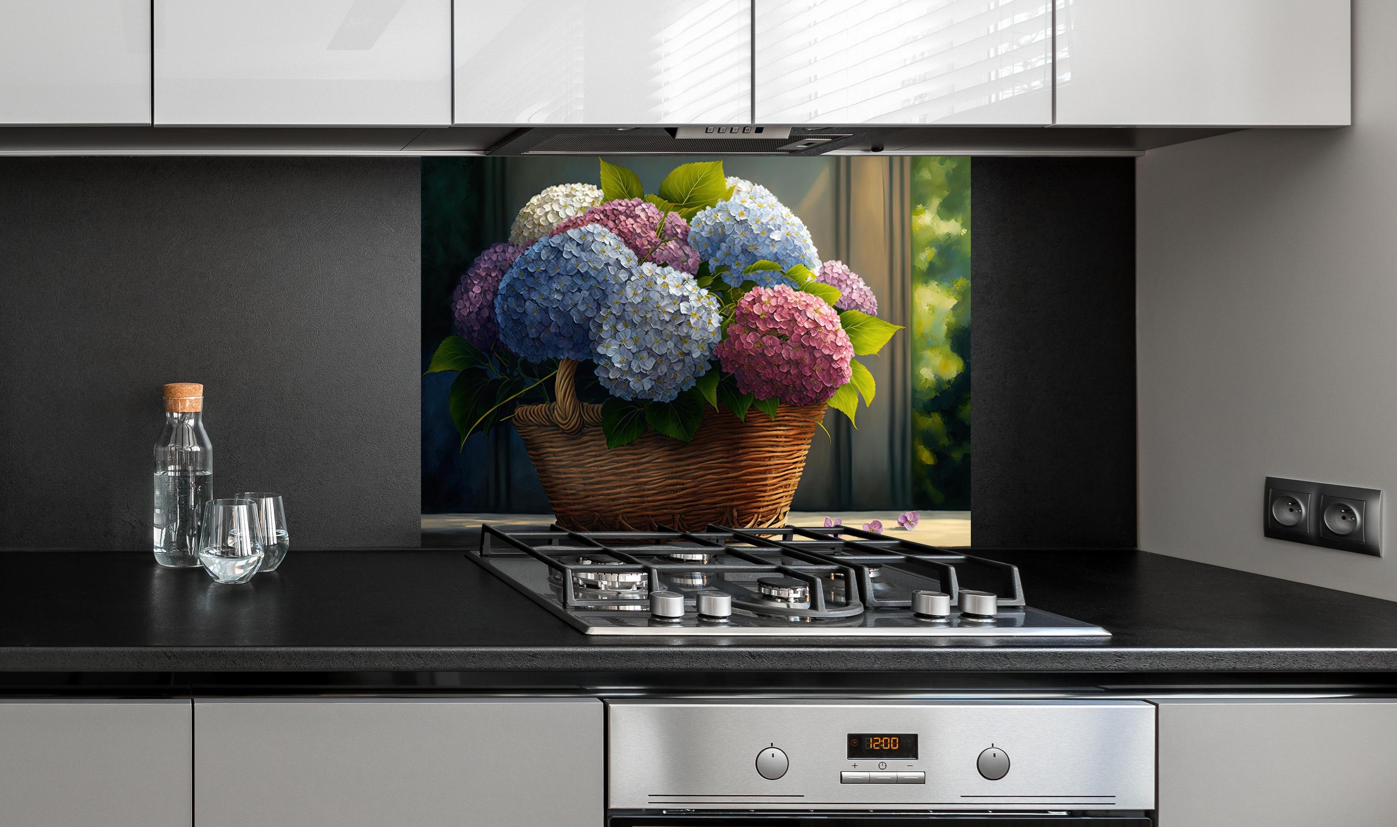 Spritzschutz - Farbenfrohes Hortensienbouquet in Korb hinter einem Cerankochfeld zwischen Holz-Kochutensilien
