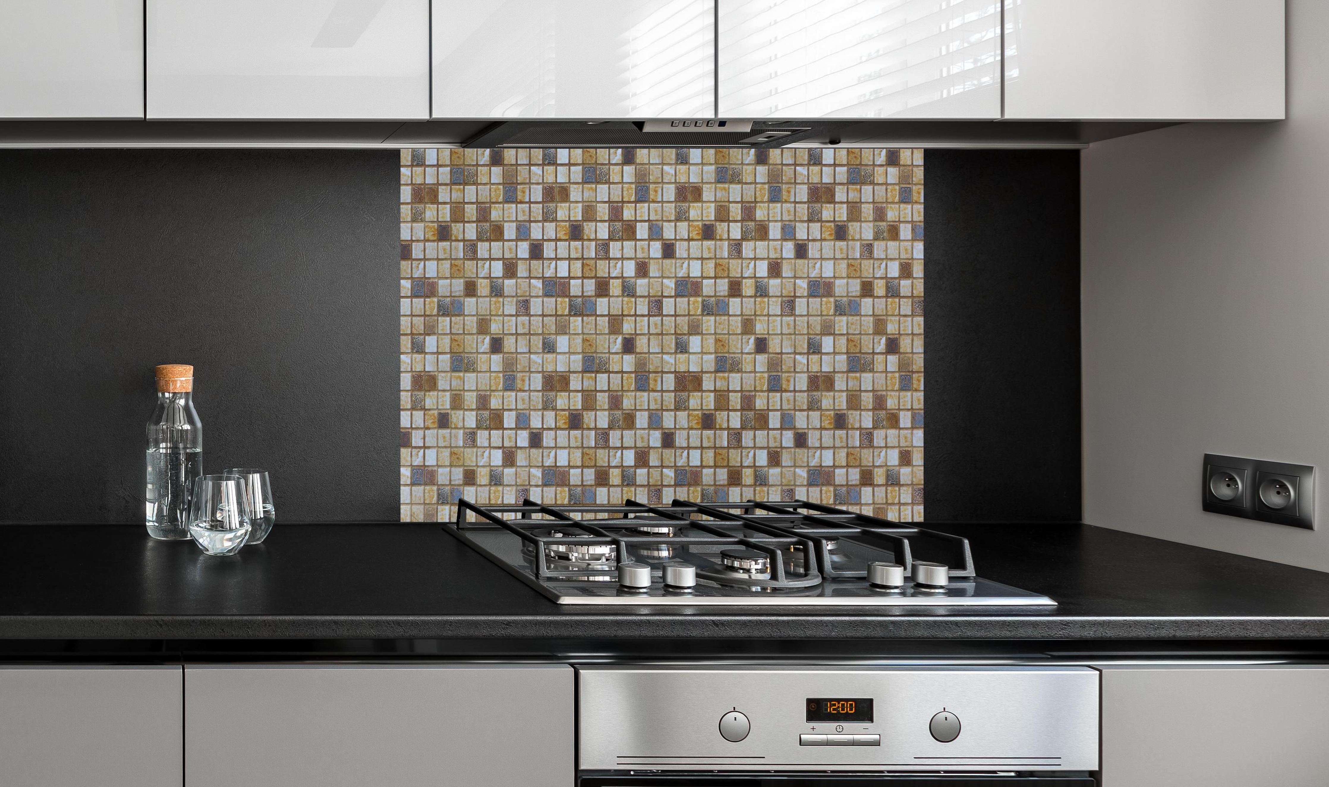 Spritzschutz - Farbenfrohes Mosaik-Fliesenmuster für Bad & Küche hinter einem Cerankochfeld zwischen Holz-Kochutensilien