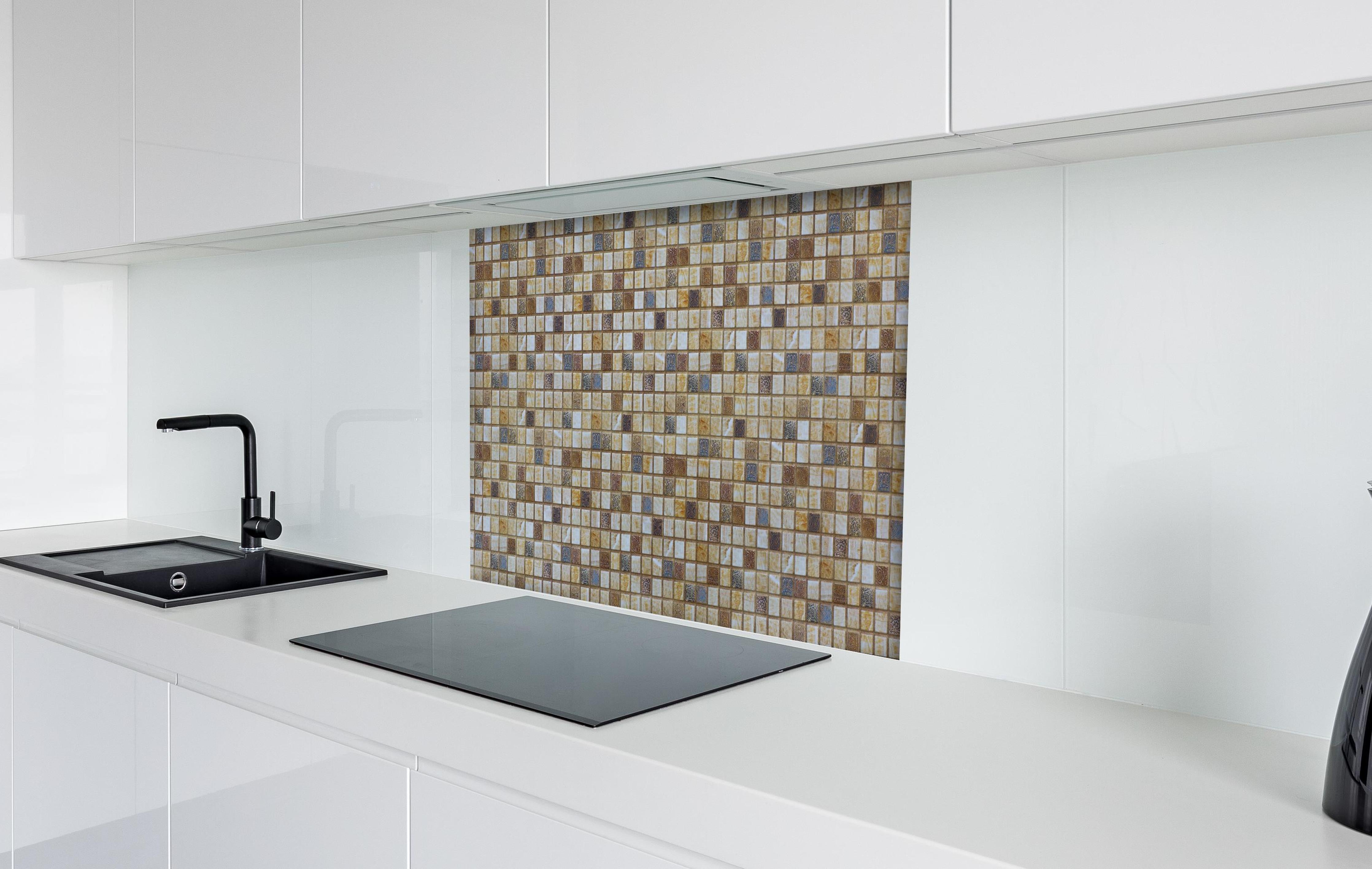 Spritzschutz - Farbenfrohes Mosaik-Fliesenmuster für Bad & Küche hinter einem Cerankochfeld zwischen Holz-Kochutensilien