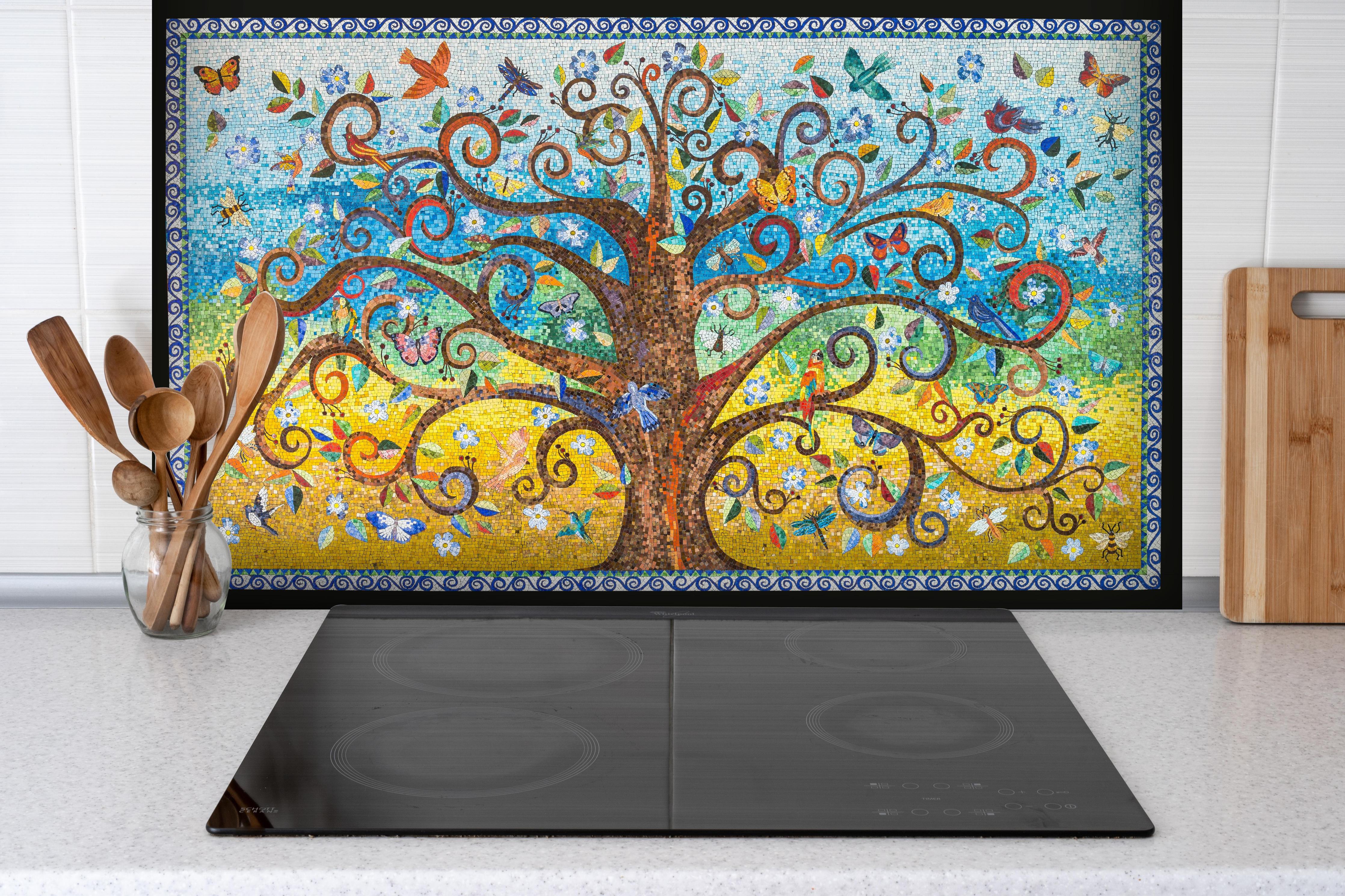Spritzschutz - Farbenfrohes Mosaik Kunst Baum Motiv hinter einem Cerankochfeld zwischen Holz-Kochutensilien
