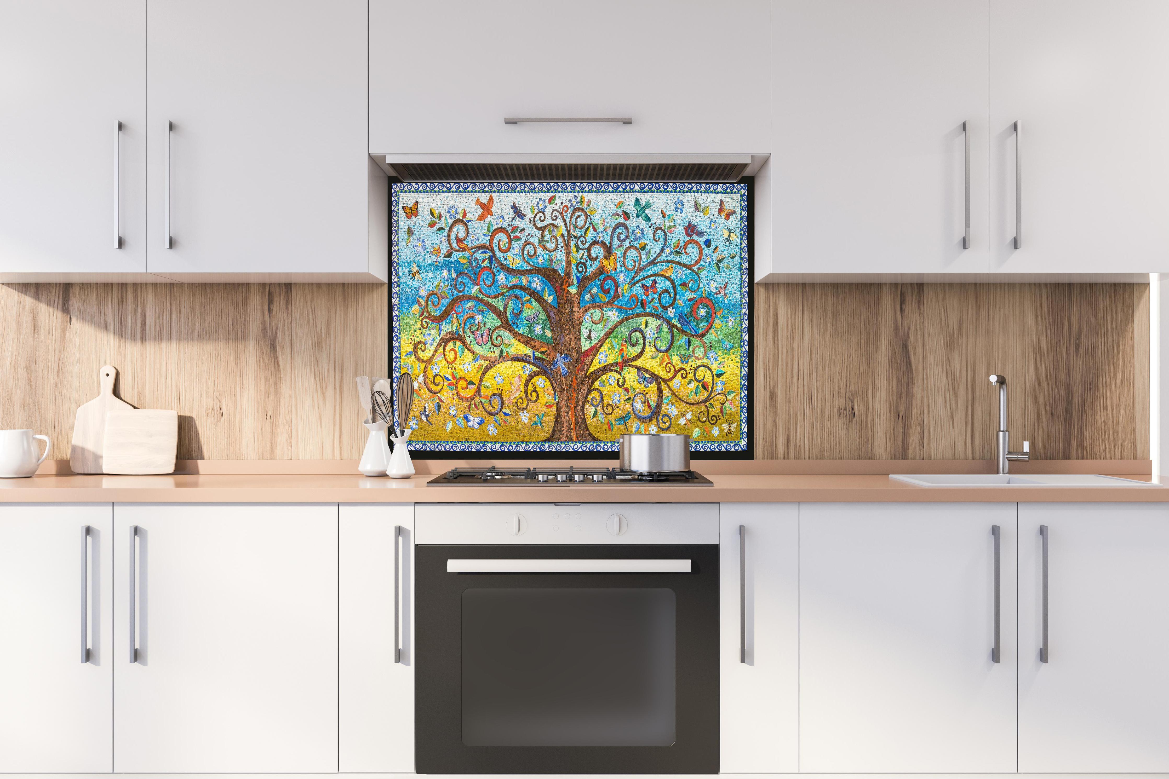 Spritzschutz - Farbenfrohes Mosaik Kunst Baum Motiv hinter einem Cerankochfeld zwischen Holz-Kochutensilien