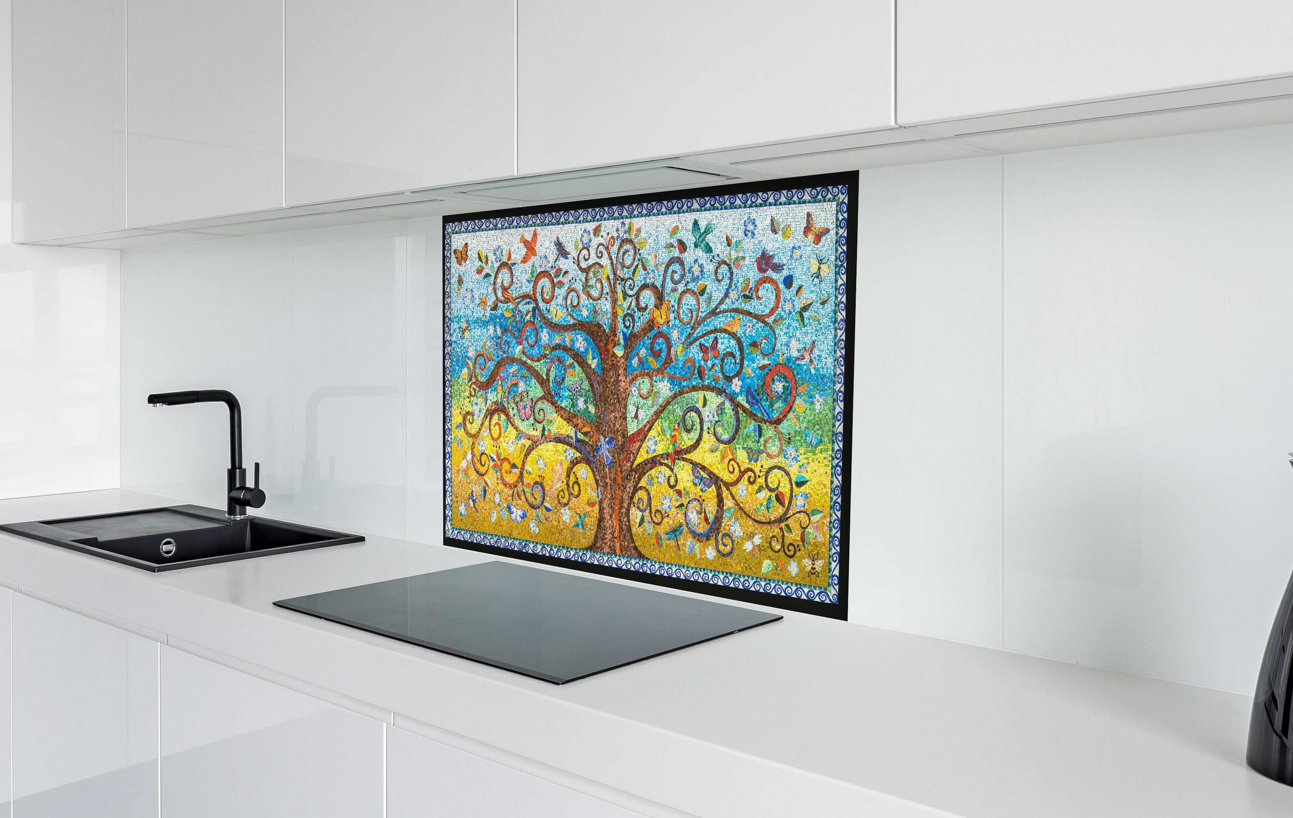 Spritzschutz - Farbenfrohes Mosaik Kunst Baum Motiv hinter einem Cerankochfeld zwischen Holz-Kochutensilien