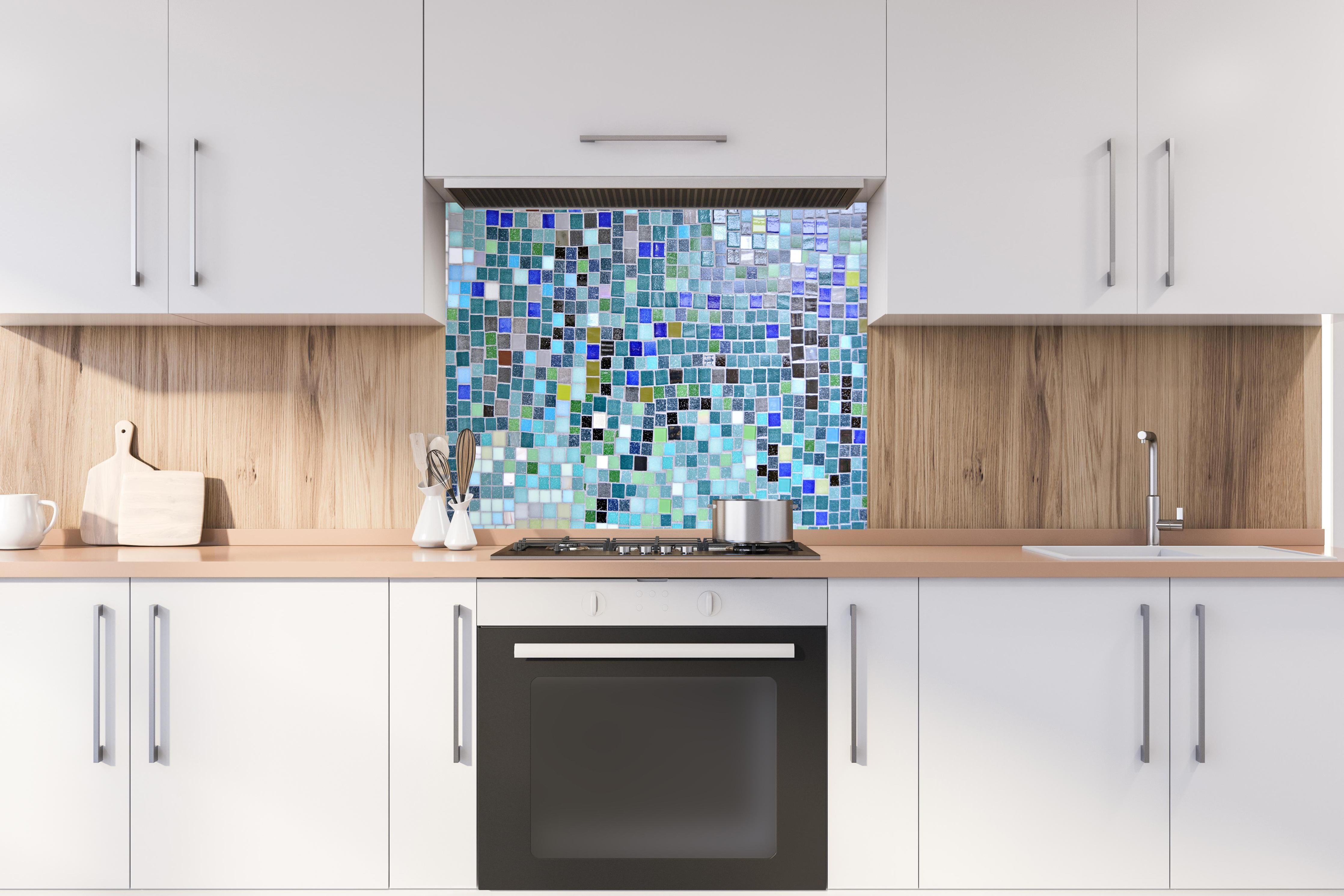 Spritzschutz - Farbenfrohes Mosaikfliesen Wanddesign hinter einem Cerankochfeld zwischen Holz-Kochutensilien