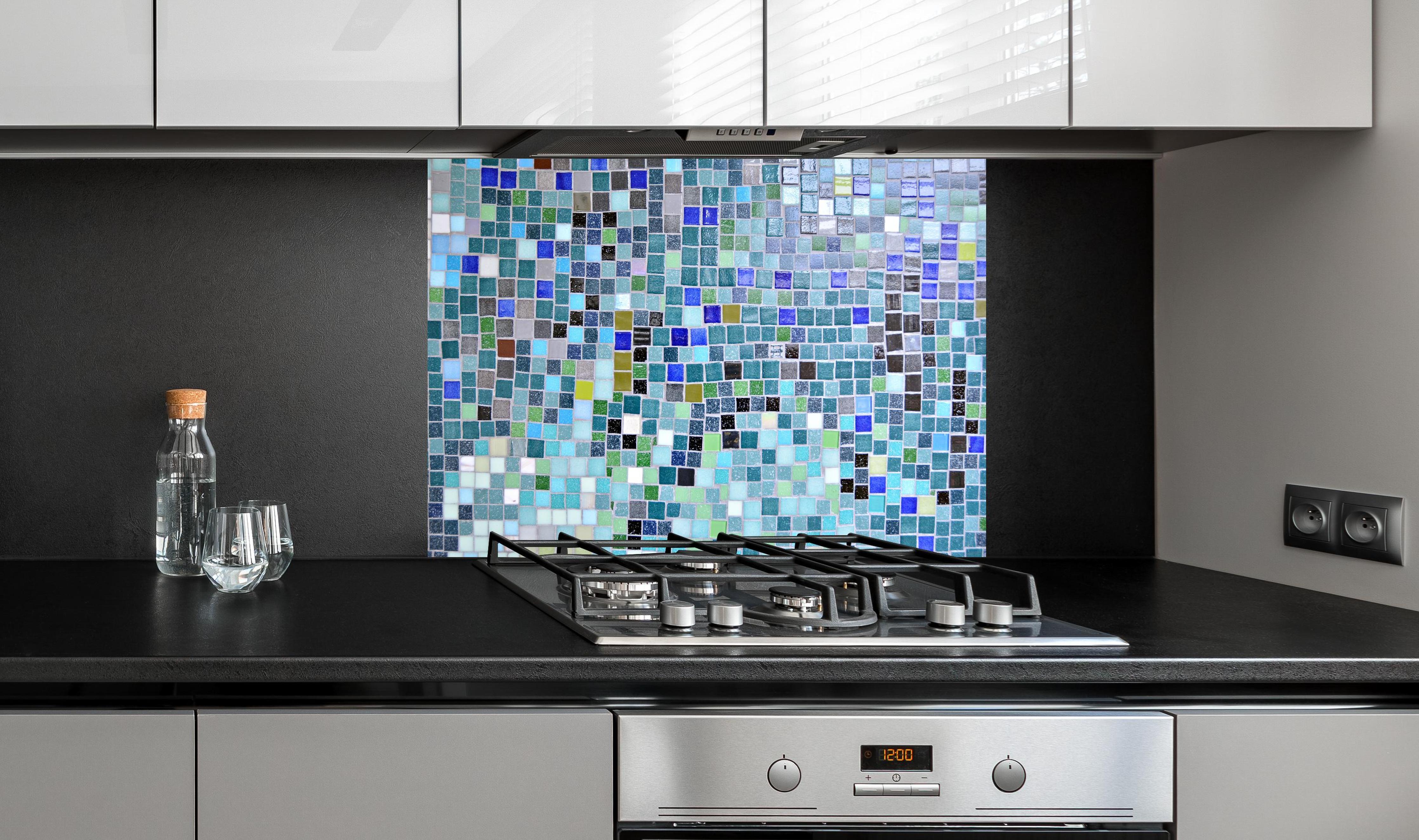 Spritzschutz - Farbenfrohes Mosaikfliesen Wanddesign hinter einem Cerankochfeld zwischen Holz-Kochutensilien