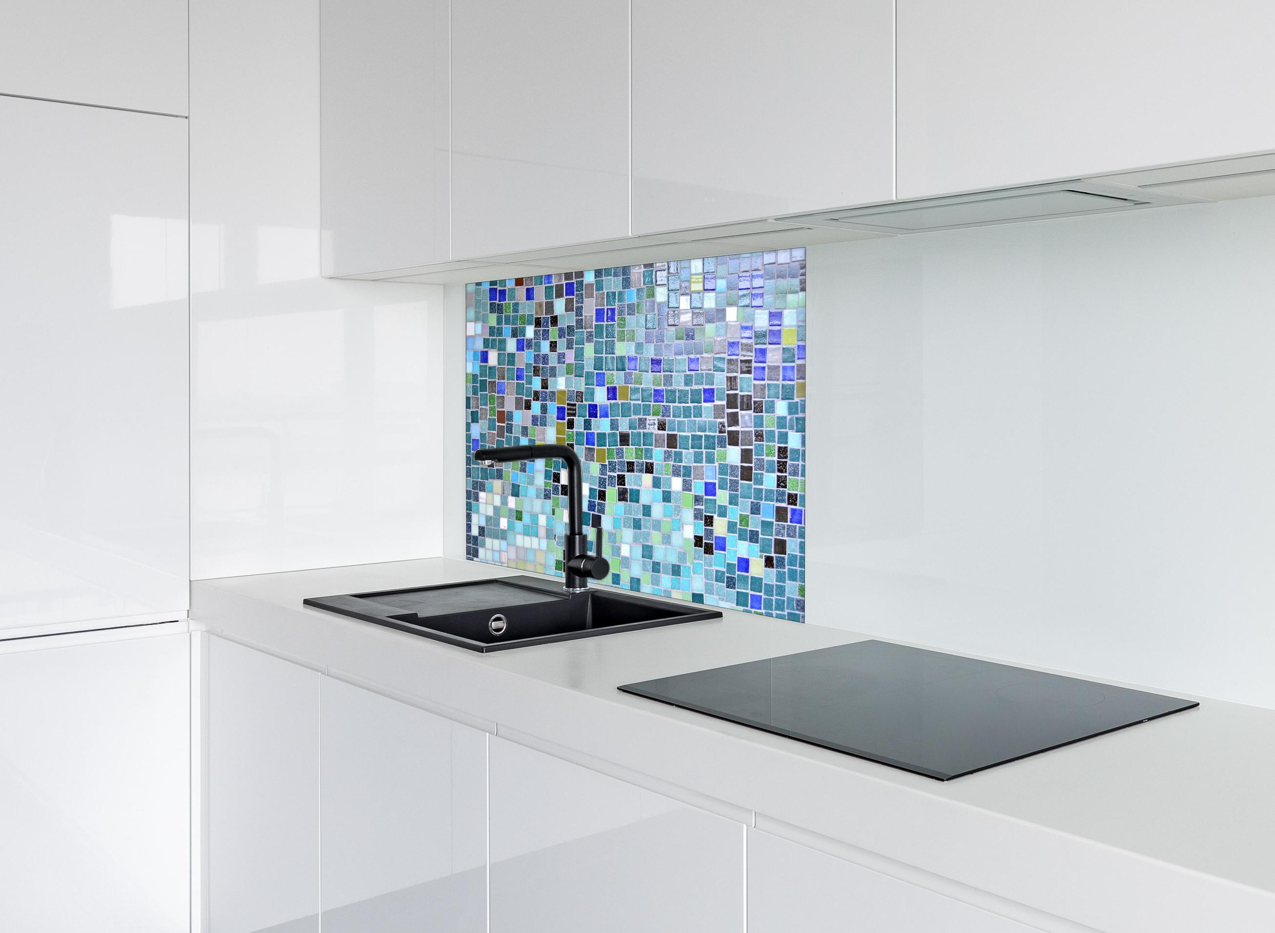 Spritzschutz - Farbenfrohes Mosaikfliesen Wanddesign hinter einem Cerankochfeld zwischen Holz-Kochutensilien