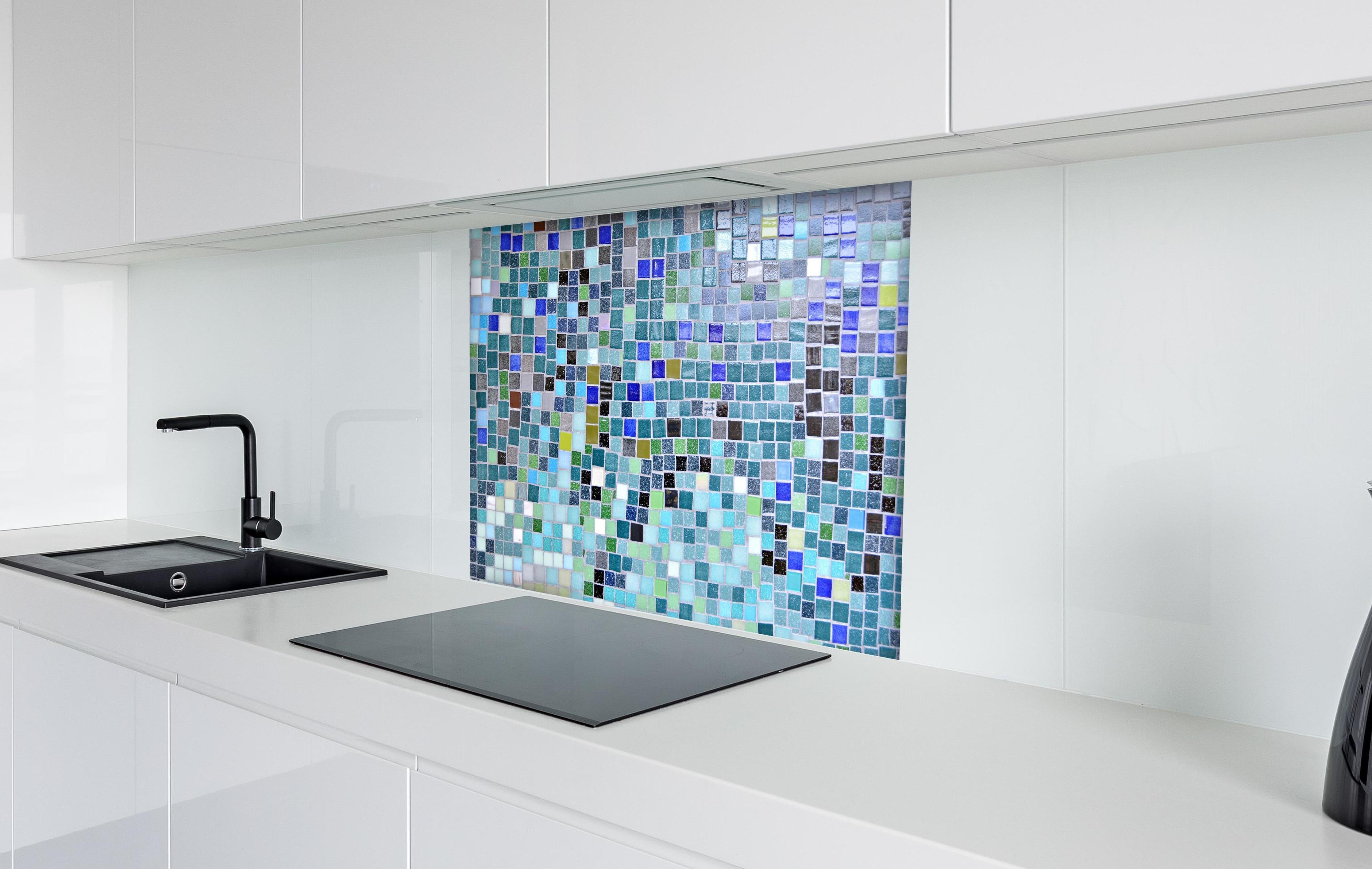 Spritzschutz - Farbenfrohes Mosaikfliesen Wanddesign hinter einem Cerankochfeld zwischen Holz-Kochutensilien