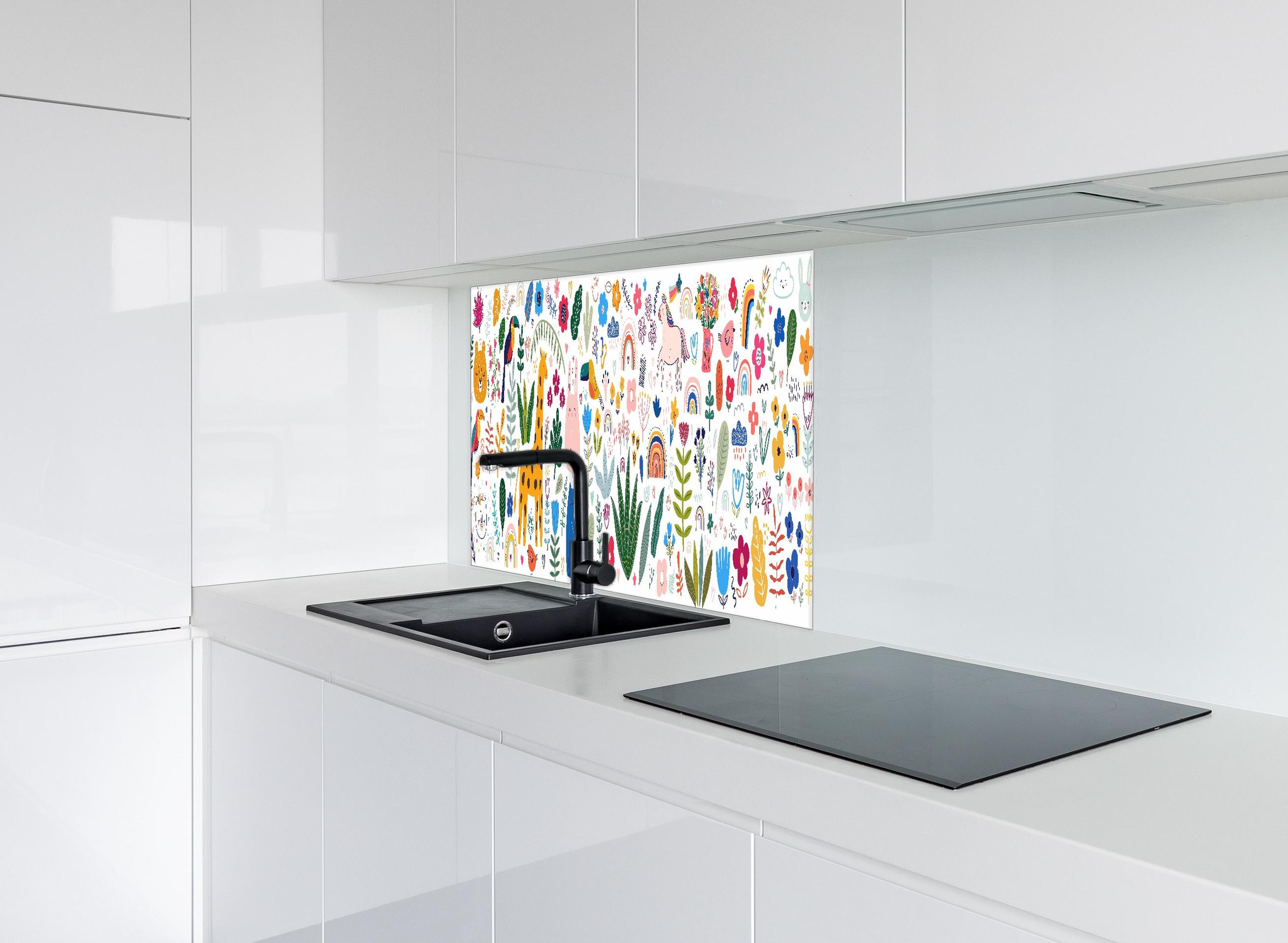Spritzschutz - Farbenfrohes Muster mit Tieren und Pflanzen hinter einem Cerankochfeld zwischen Holz-Kochutensilien
