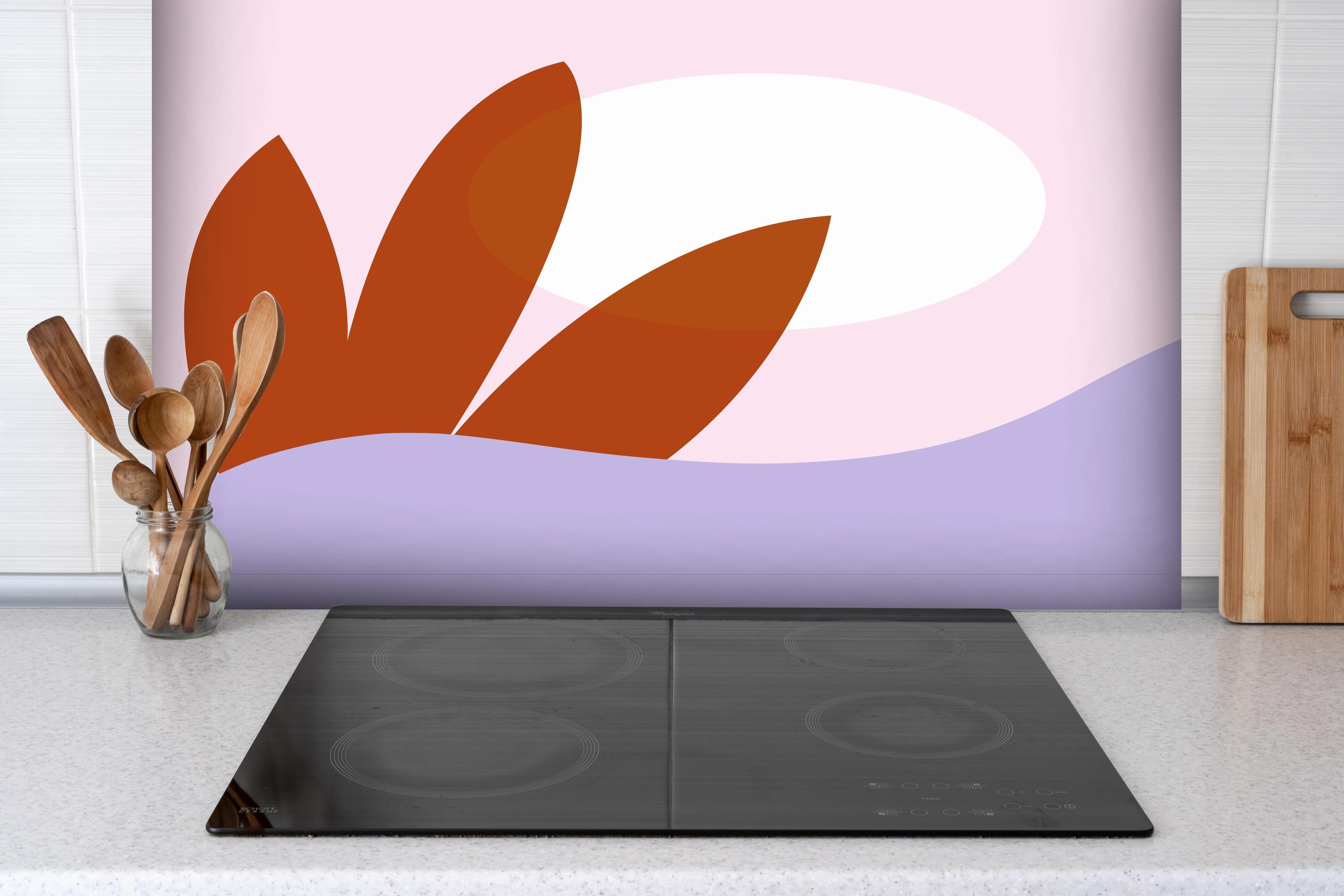 Spritzschutz - Farbenfrohes Sonnenaufgangs-Musterbild hinter einem Cerankochfeld zwischen Holz-Kochutensilien