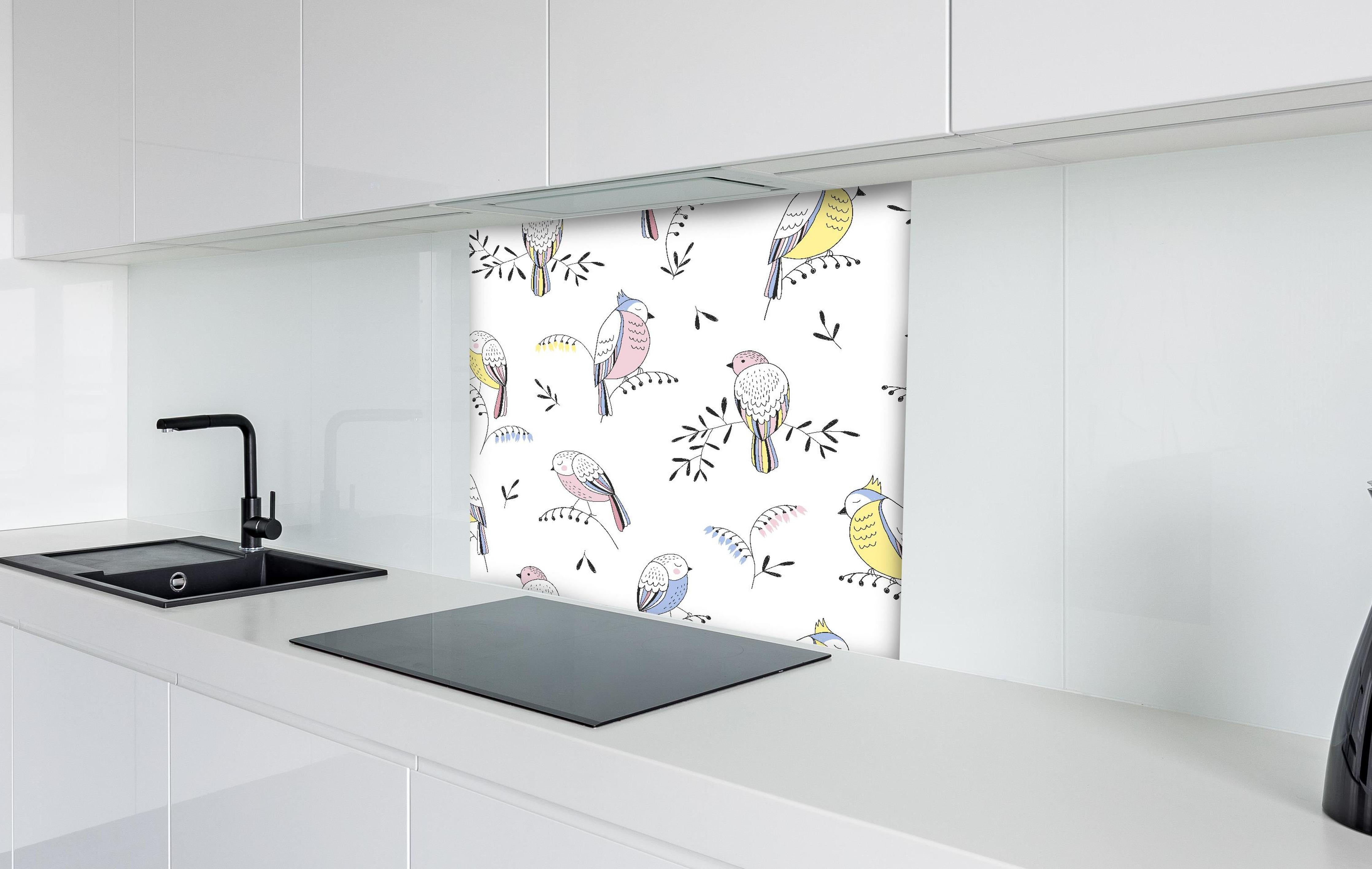 Spritzschutz - Farbenfrohes Vogel Muster Design Tapete hinter einem Cerankochfeld zwischen Holz-Kochutensilien