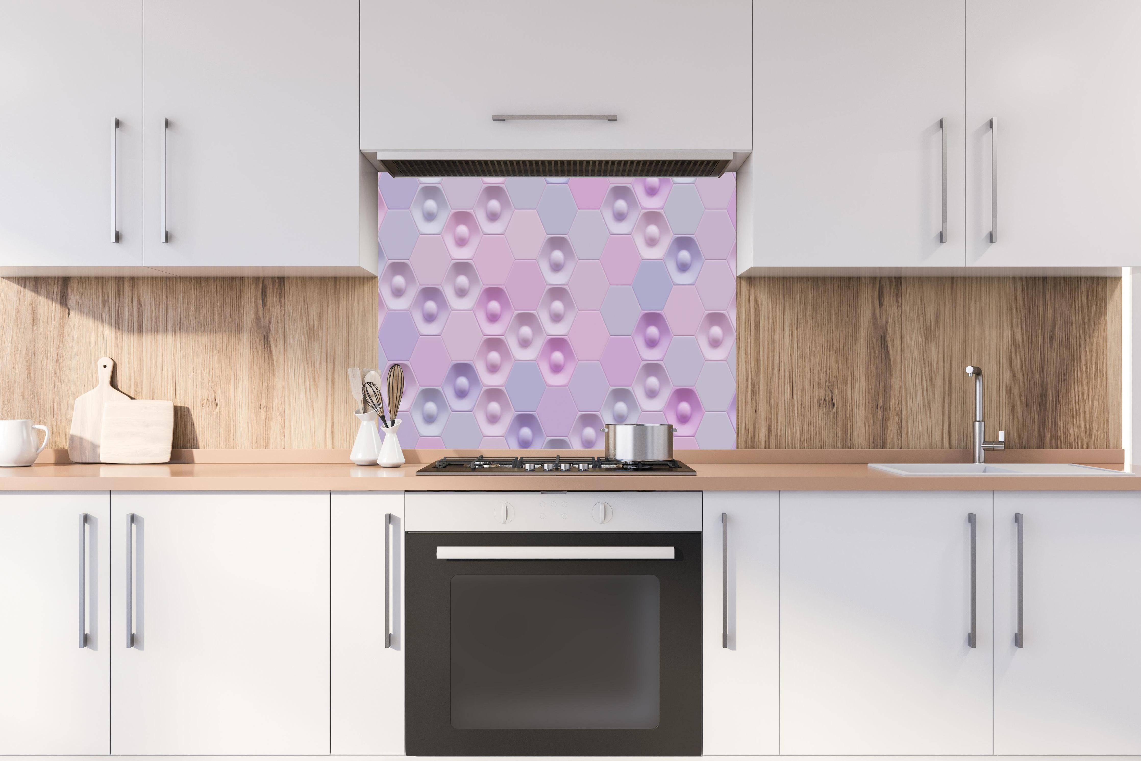 Spritzschutz - Farbenfrohes geometrisches Hexagon-Muster hinter einem Cerankochfeld zwischen Holz-Kochutensilien
