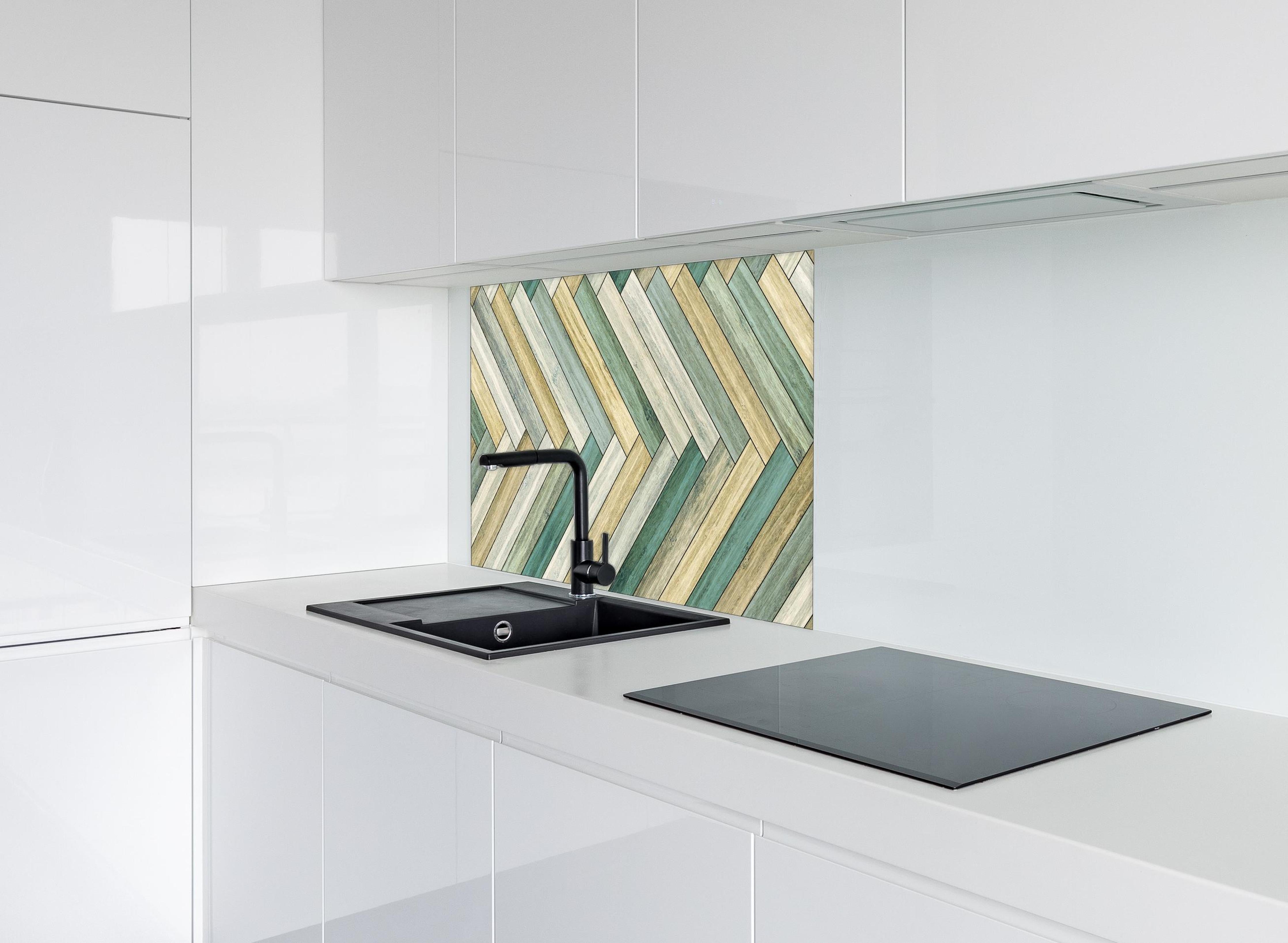 Spritzschutz - Farbenfrohes herringbone Parkettmuster hinter einem Cerankochfeld zwischen Holz-Kochutensilien