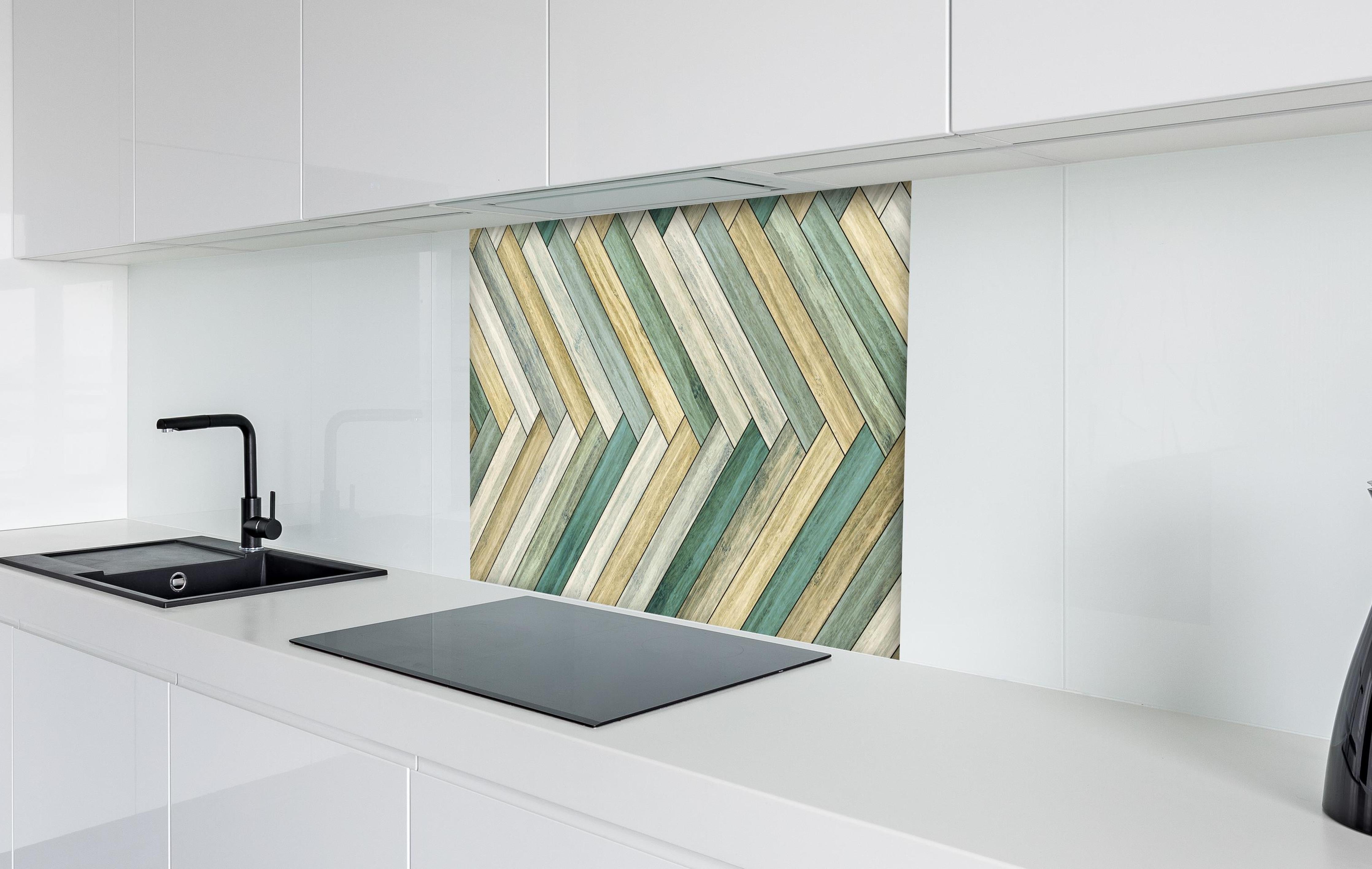 Spritzschutz - Farbenfrohes herringbone Parkettmuster hinter einem Cerankochfeld zwischen Holz-Kochutensilien