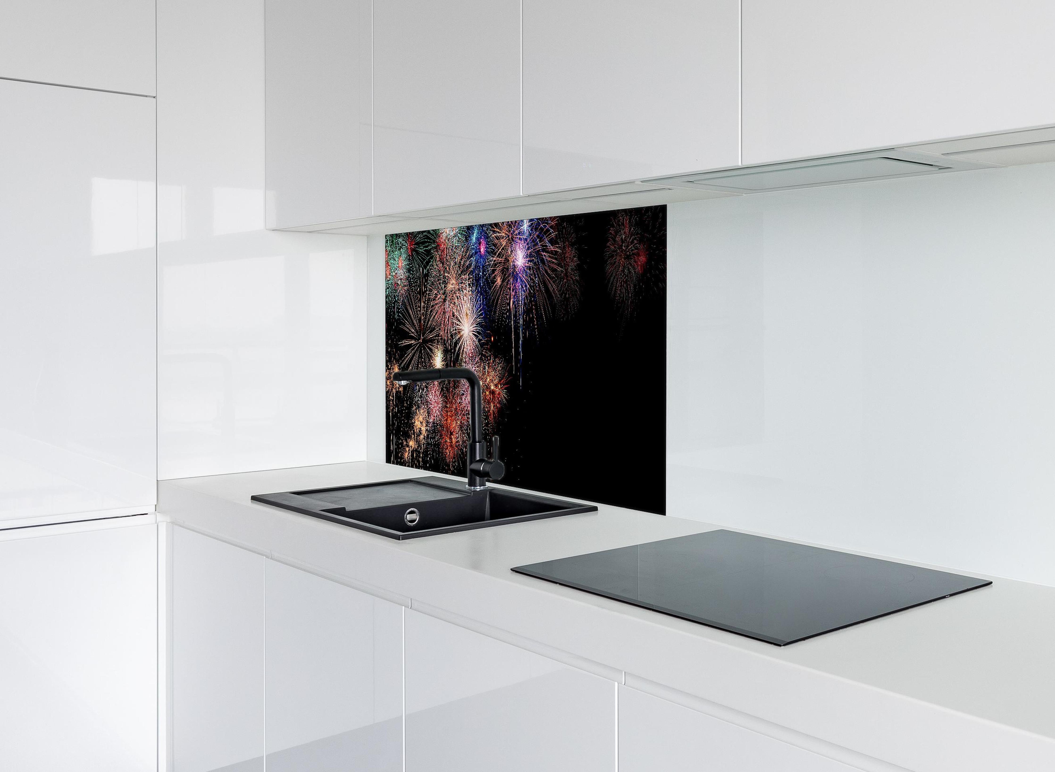 Spritzschutz - Farbenpracht Feuerwerk Happy New Year 2023 hinter einem Cerankochfeld zwischen Holz-Kochutensilien