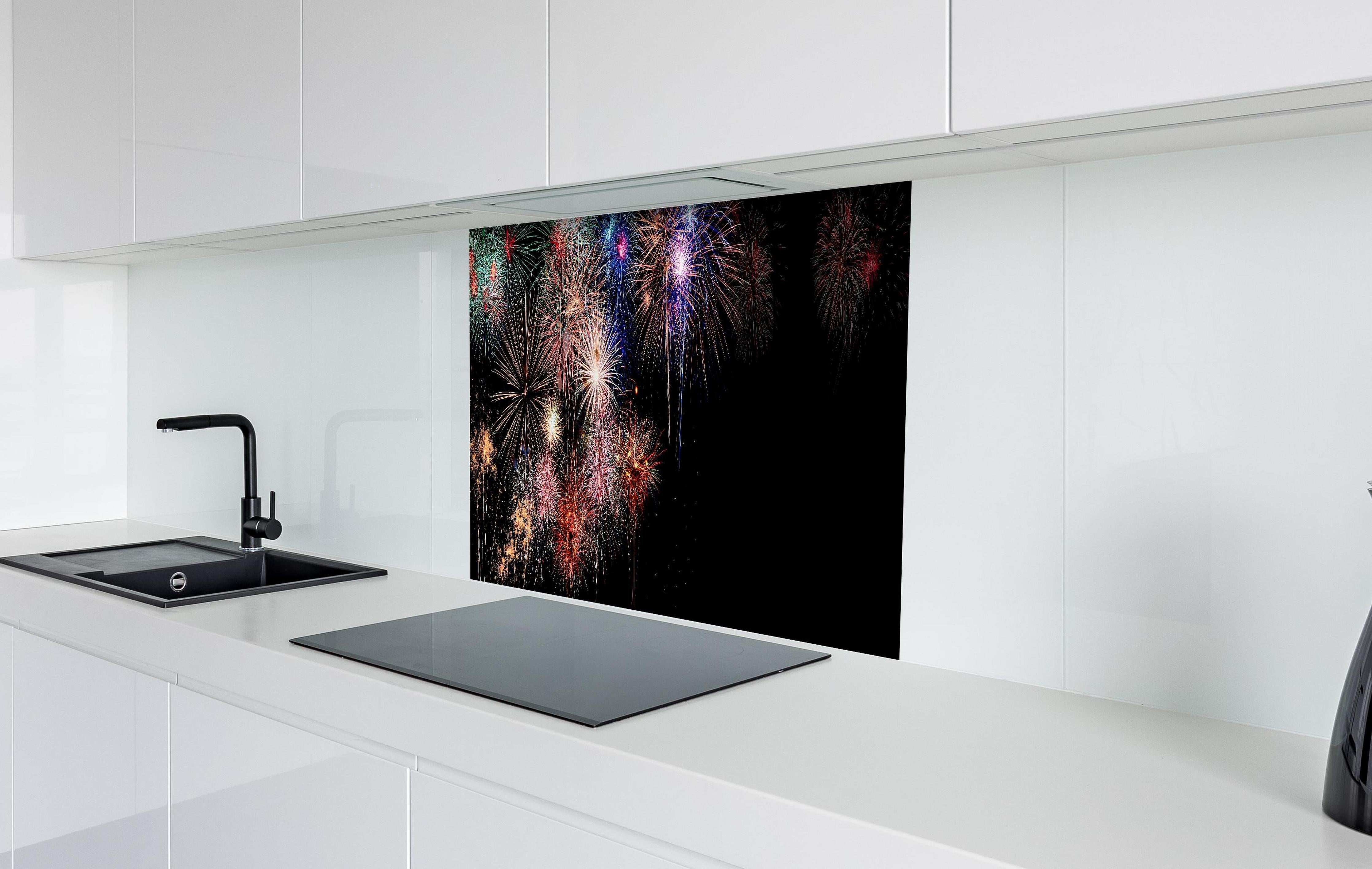 Spritzschutz - Farbenpracht Feuerwerk Happy New Year 2023 hinter einem Cerankochfeld zwischen Holz-Kochutensilien