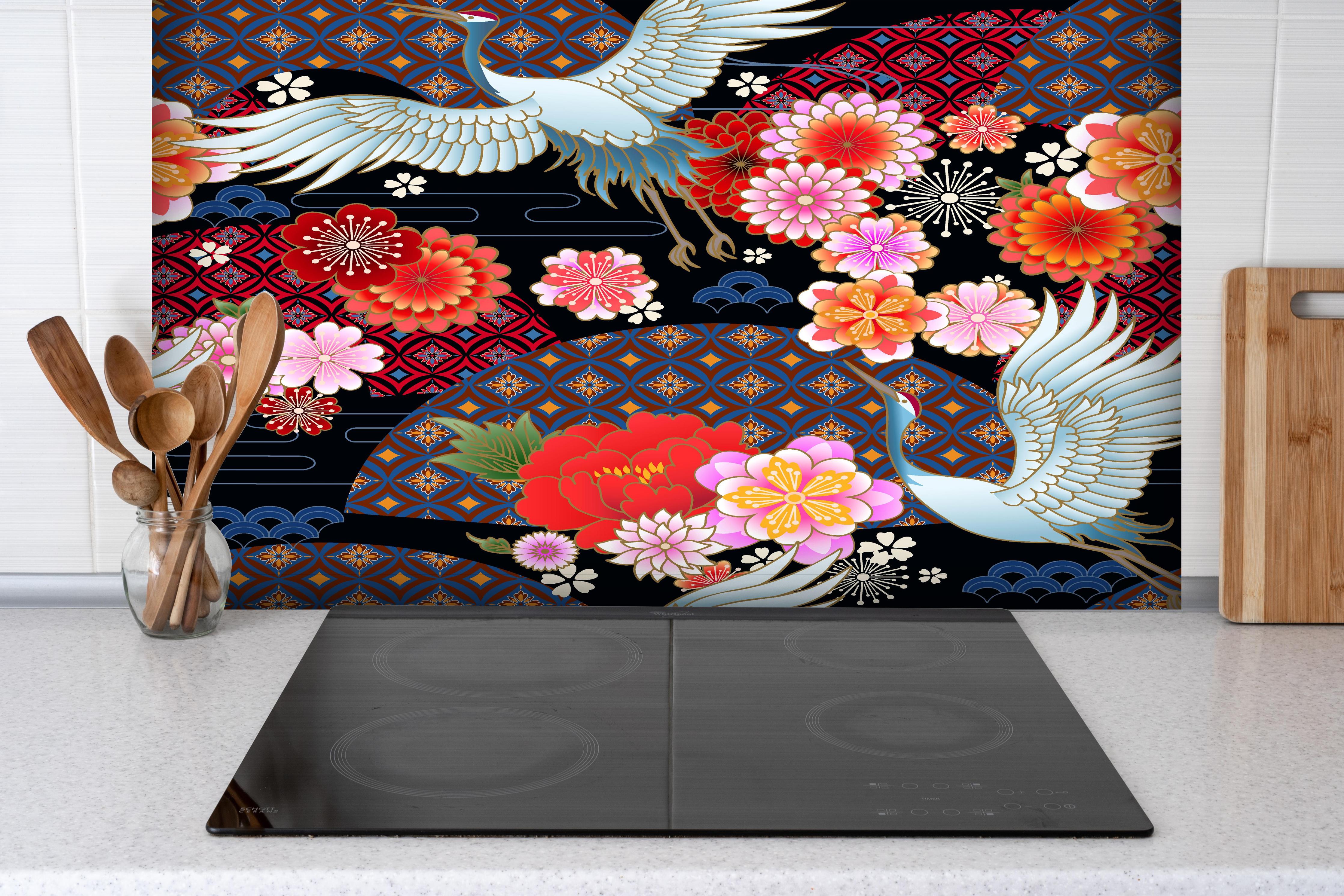 Spritzschutz - Farbenprächtige Japanische Muster mit Kranichen hinter einem Cerankochfeld zwischen Holz-Kochutensilien