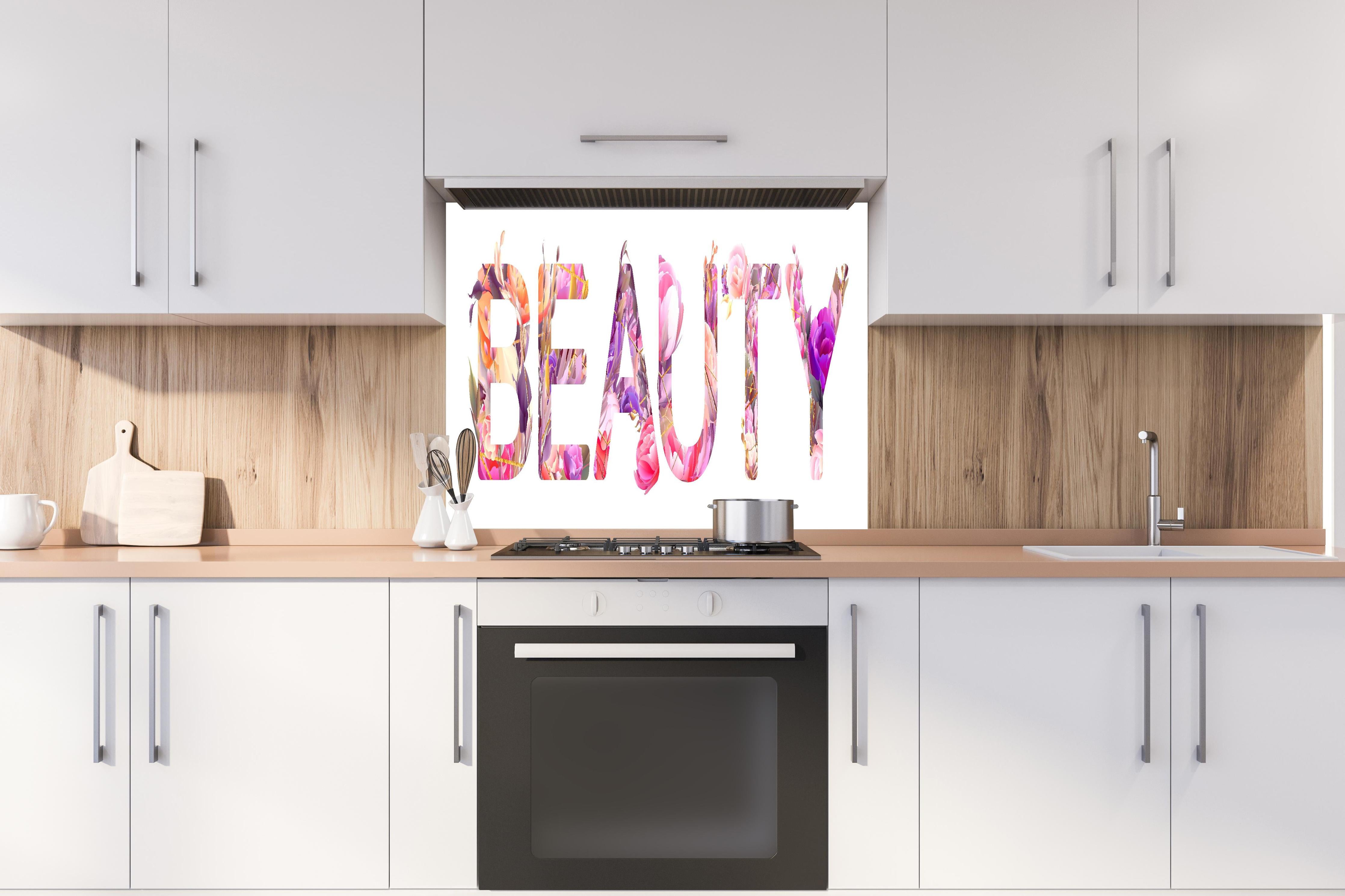 Spritzschutz - Farbenprächtiges Beauty mit Blumenmuster hinter einem Cerankochfeld zwischen Holz-Kochutensilien