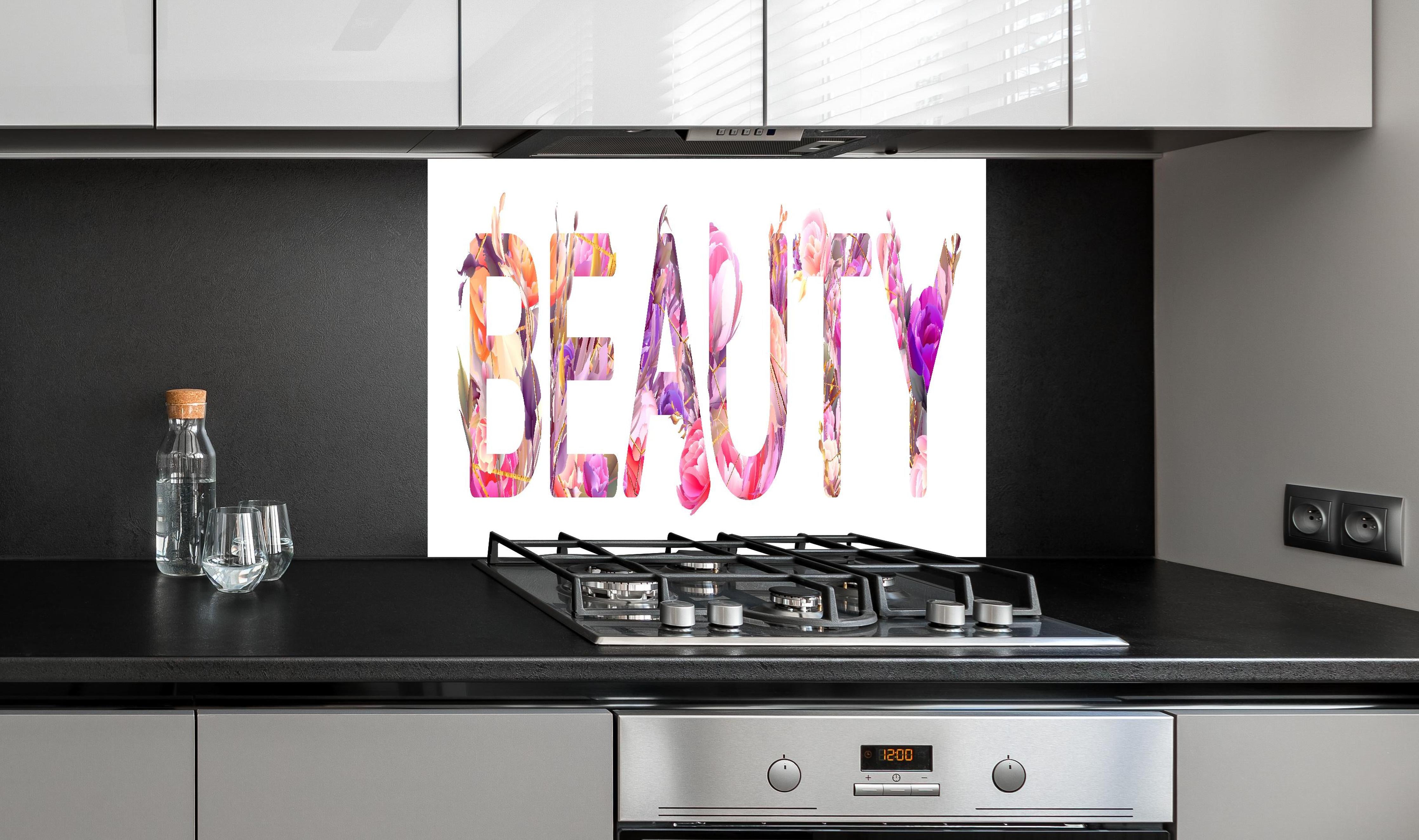 Spritzschutz - Farbenprächtiges Beauty mit Blumenmuster hinter einem Cerankochfeld zwischen Holz-Kochutensilien