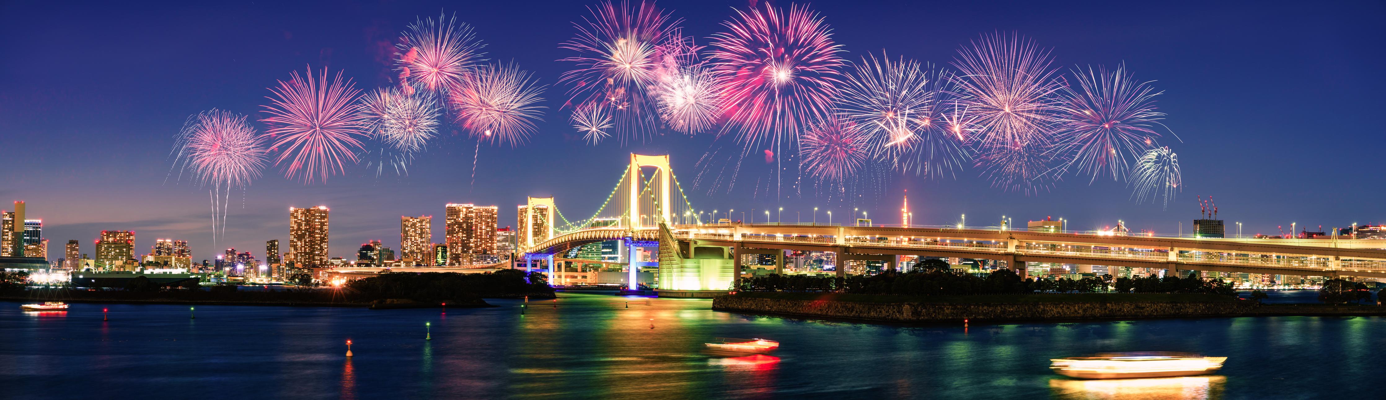 Spritzschutz-Farbenprächtiges Tokio Feuerwerks-Panorama