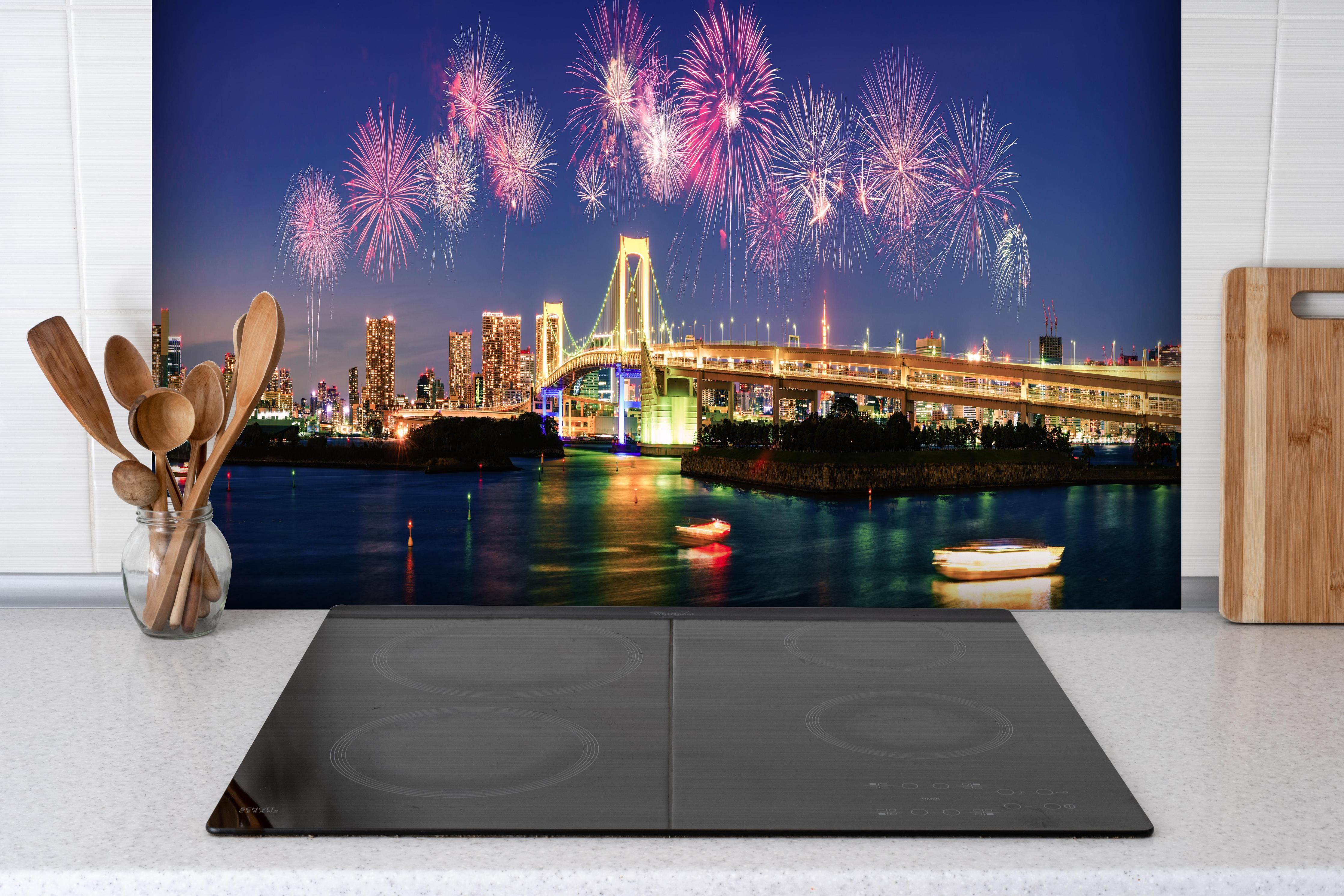 Spritzschutz - Farbenprächtiges Tokio Feuerwerks-Panorama hinter einem Cerankochfeld zwischen Holz-Kochutensilien