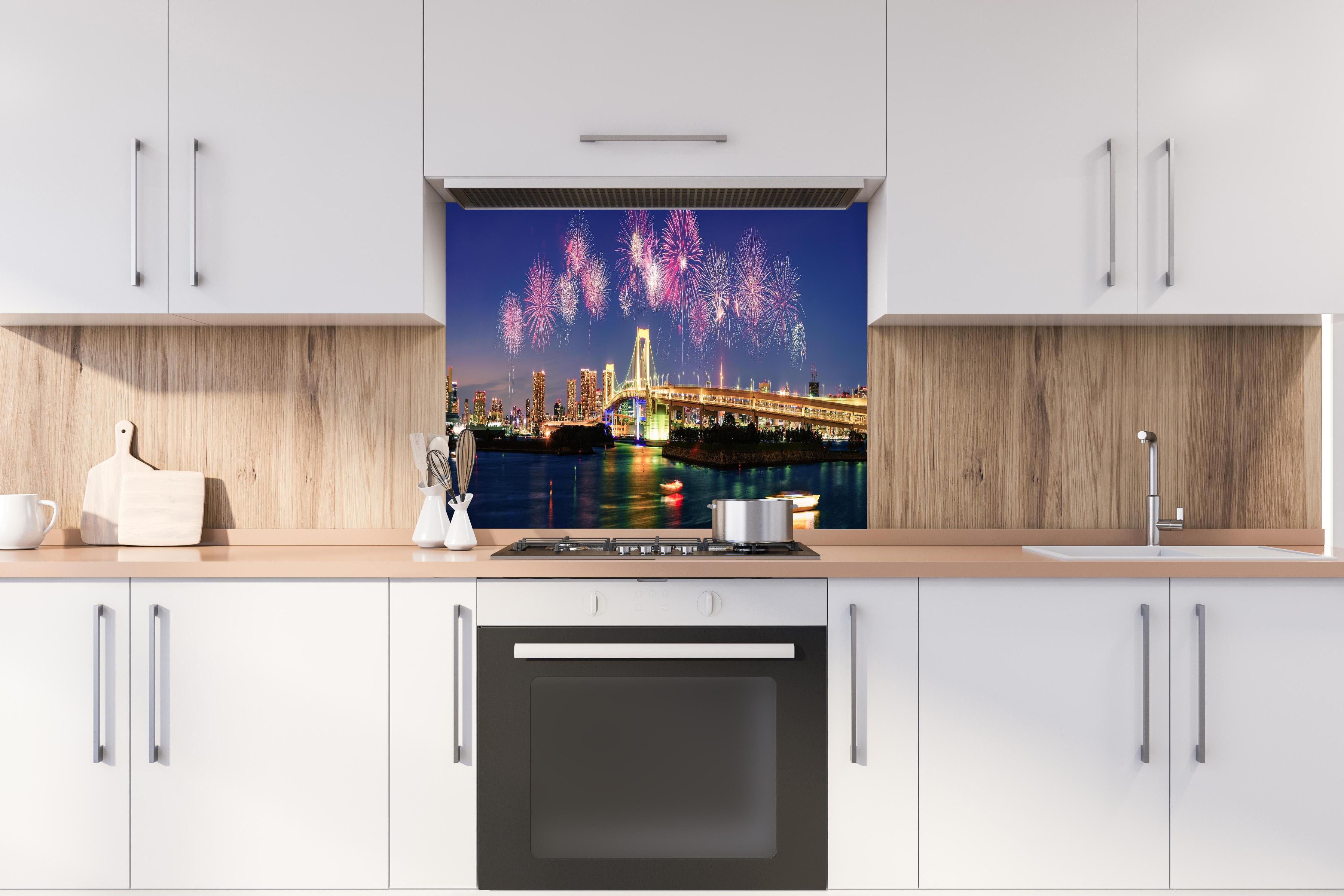 Spritzschutz - Farbenprächtiges Tokio Feuerwerks-Panorama hinter einem Cerankochfeld zwischen Holz-Kochutensilien