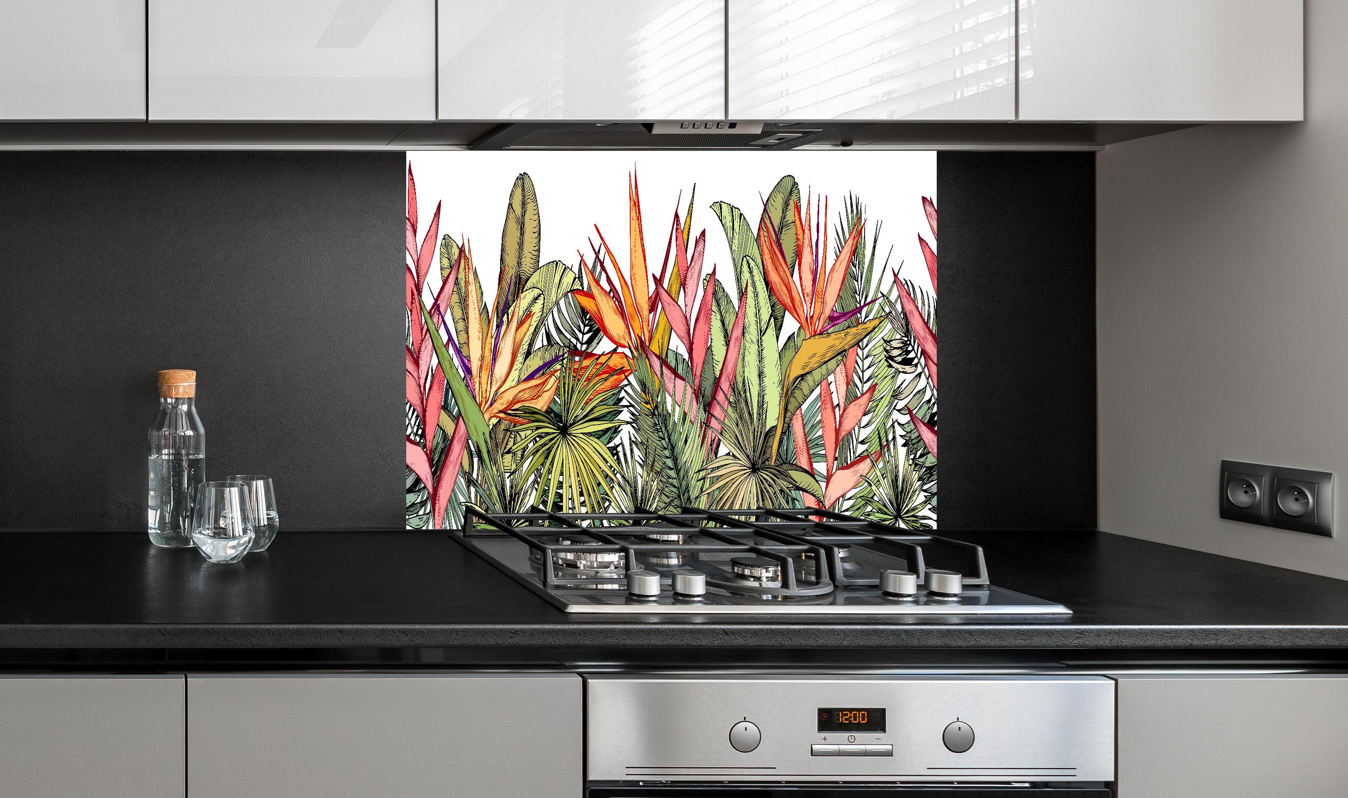 Spritzschutz - Farbenprächtiges Tropenblatt-Muster Print hinter einem Cerankochfeld zwischen Holz-Kochutensilien