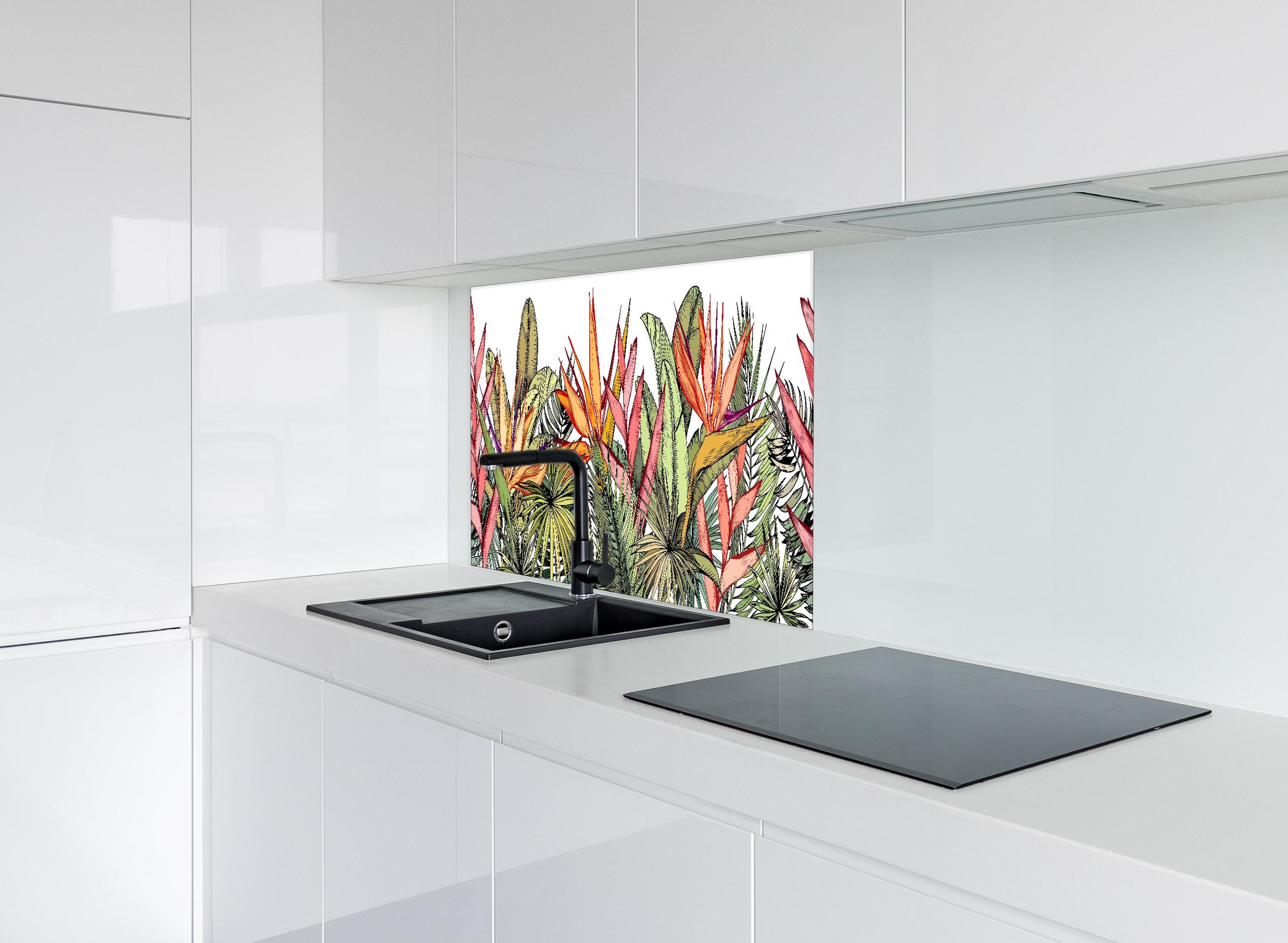 Spritzschutz - Farbenprächtiges Tropenblatt-Muster Print hinter einem Cerankochfeld zwischen Holz-Kochutensilien