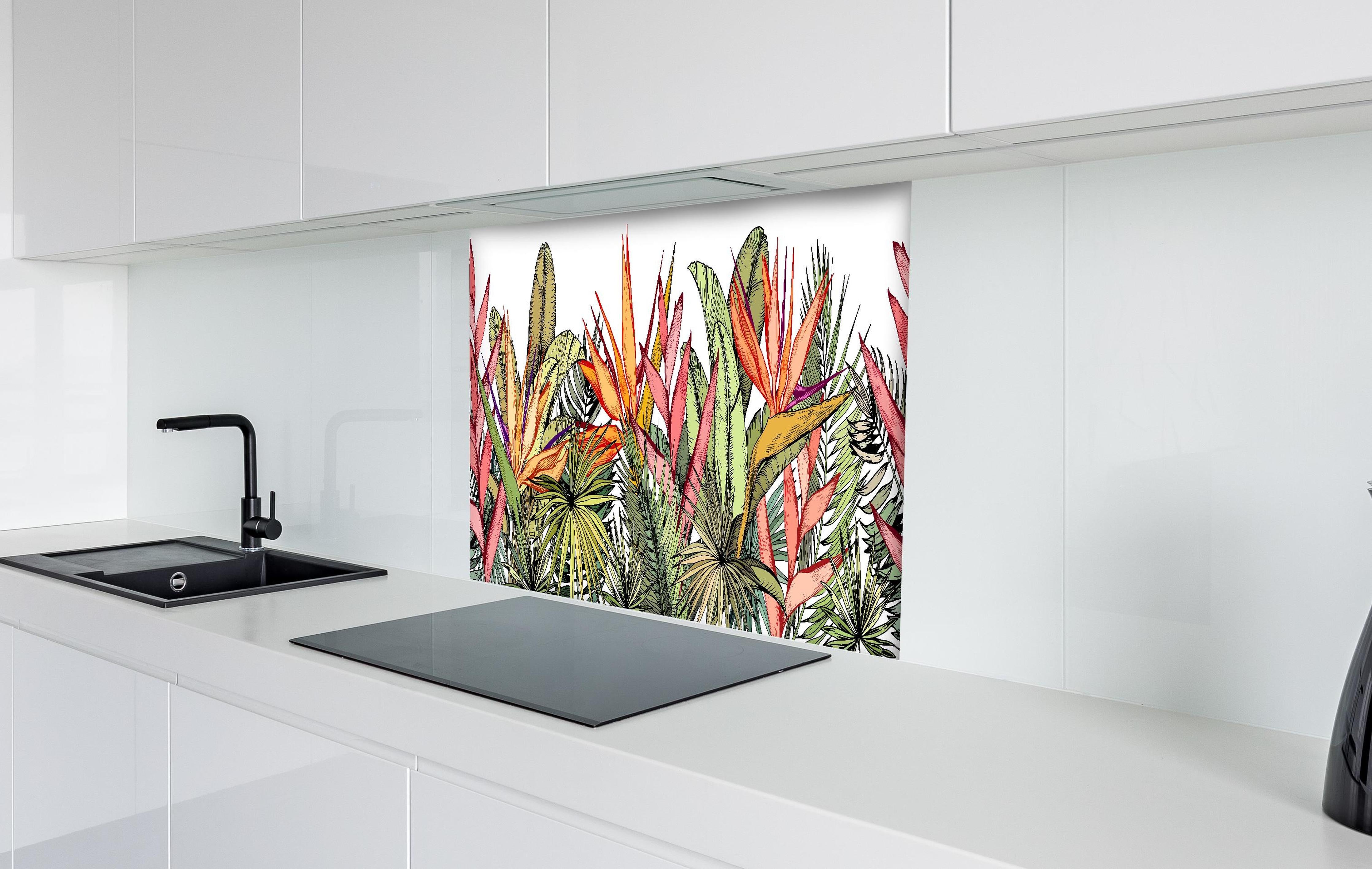Spritzschutz - Farbenprächtiges Tropenblatt-Muster Print hinter einem Cerankochfeld zwischen Holz-Kochutensilien
