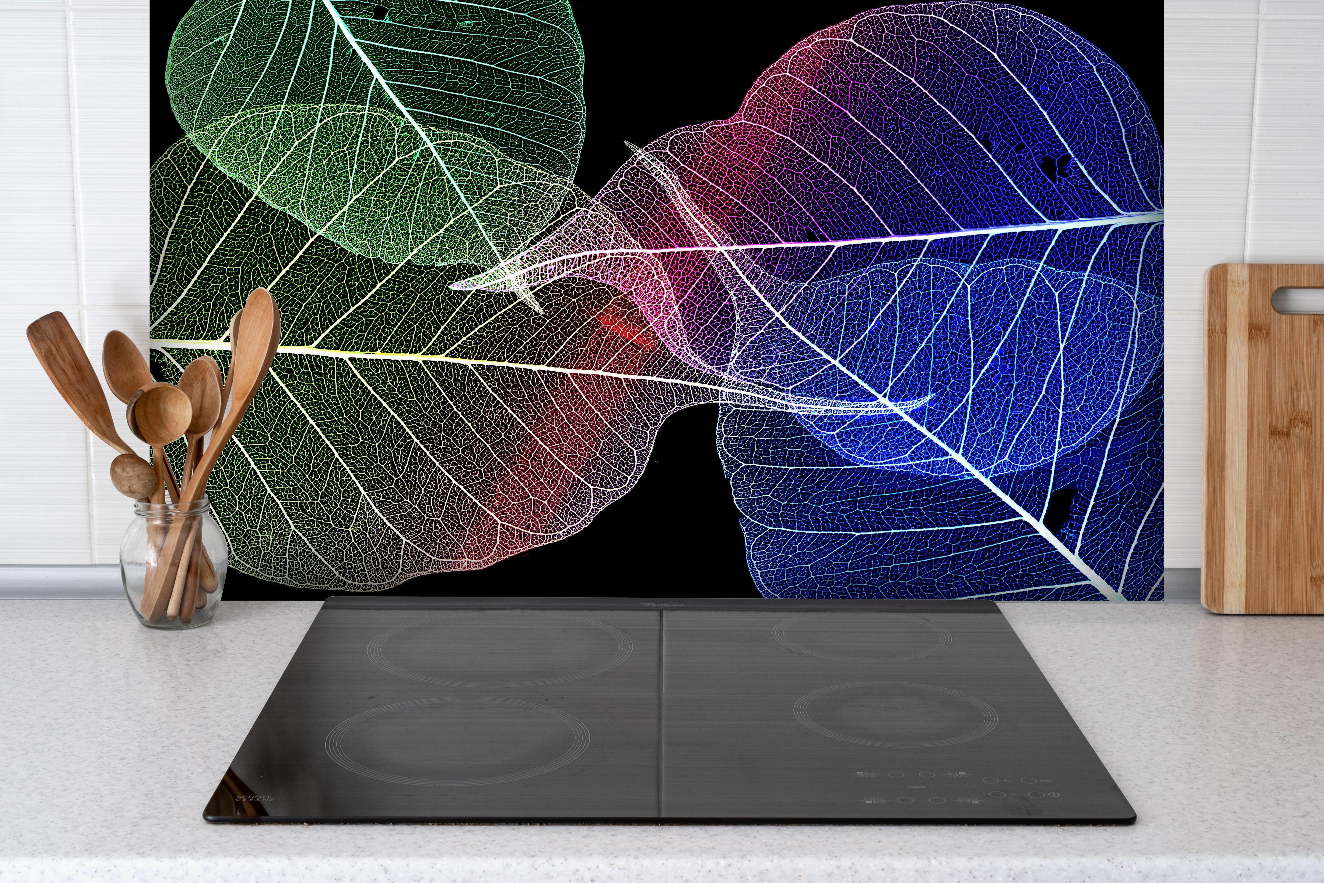Spritzschutz - Farbige Blattadern Textur auf Schwarzem Hintergrund hinter einem Cerankochfeld zwischen Holz-Kochutensilien