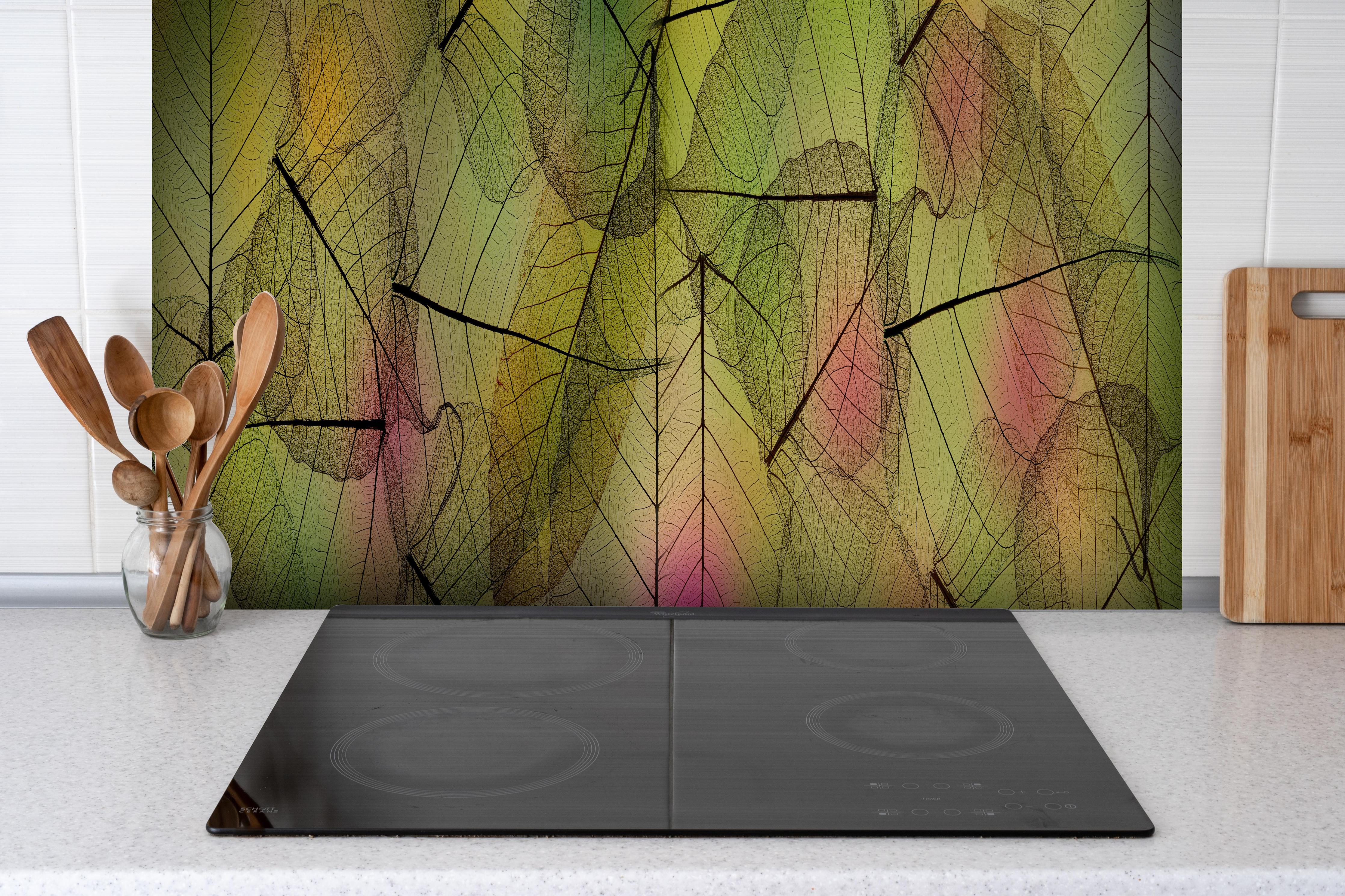 Spritzschutz - Farbige Blattstruktur Makroaufnahme Detail hinter einem Cerankochfeld zwischen Holz-Kochutensilien