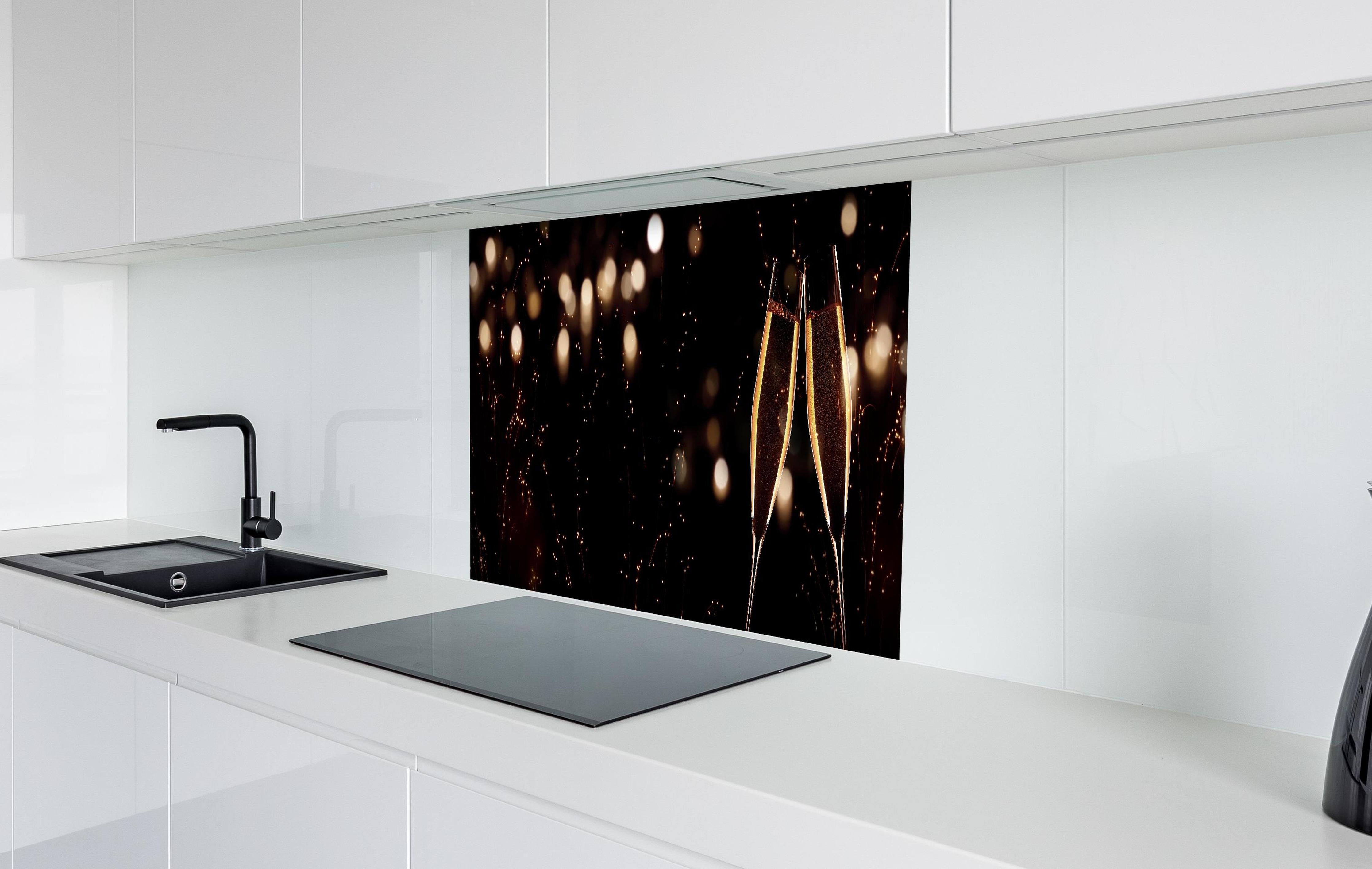 Spritzschutz - Feierlicher Champagner-Clink bei Jahreswechsel hinter einem Cerankochfeld zwischen Holz-Kochutensilien